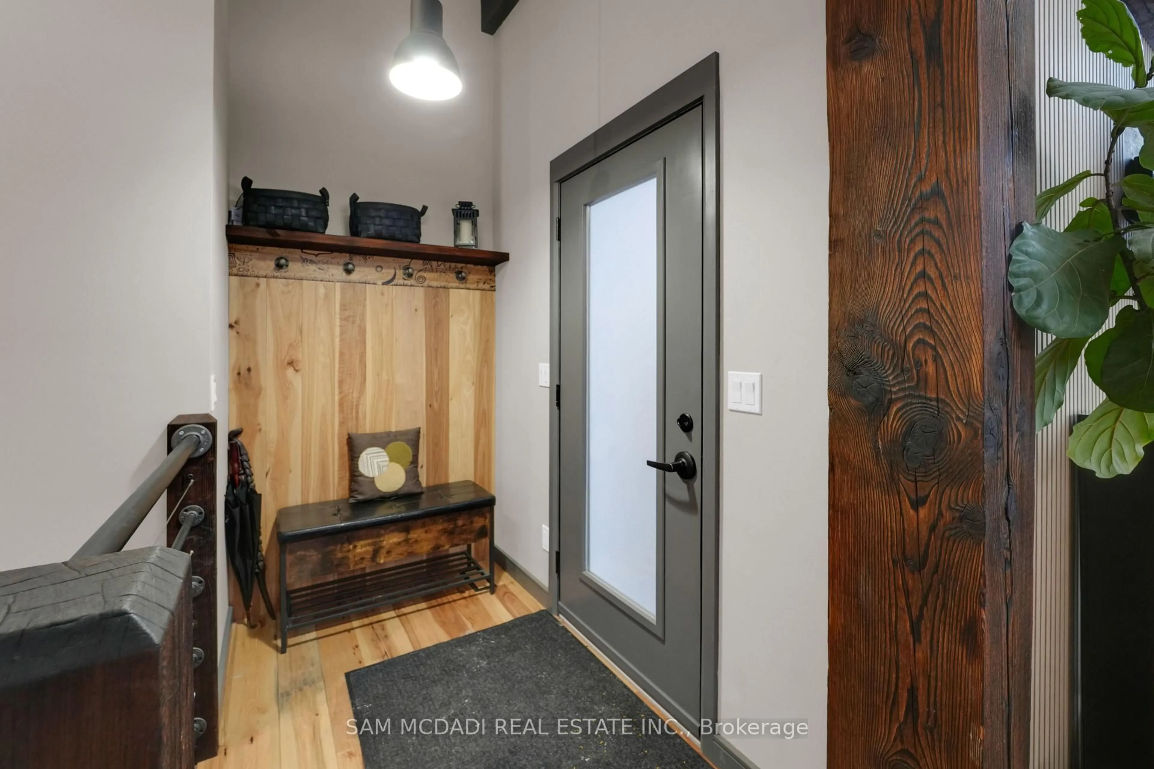 Indoor entryway for 2084 Grand Blvd, Burlington Ontario L7P 0N1