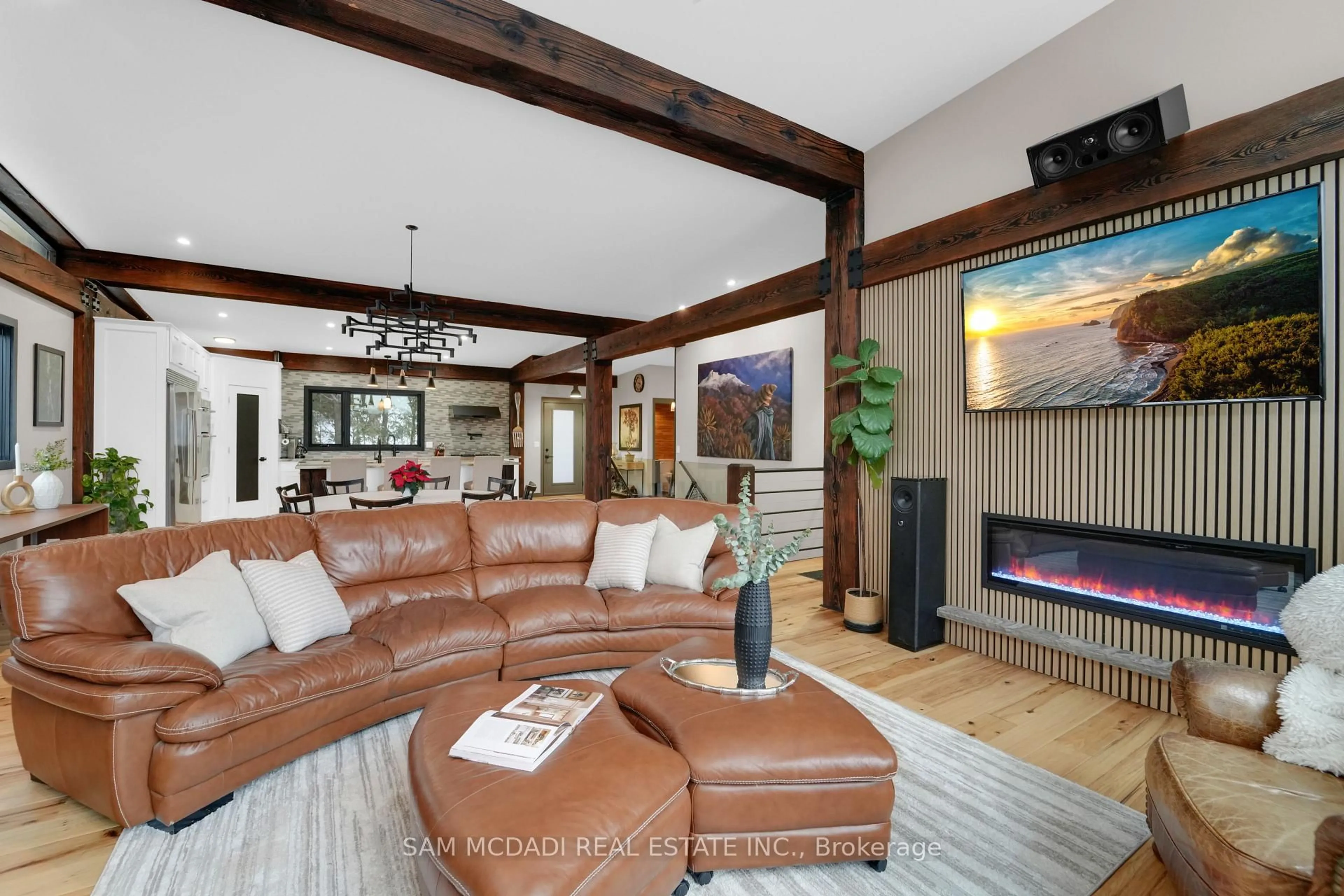 Living room with furniture, unknown for 2084 Grand Blvd, Burlington Ontario L7P 0N1