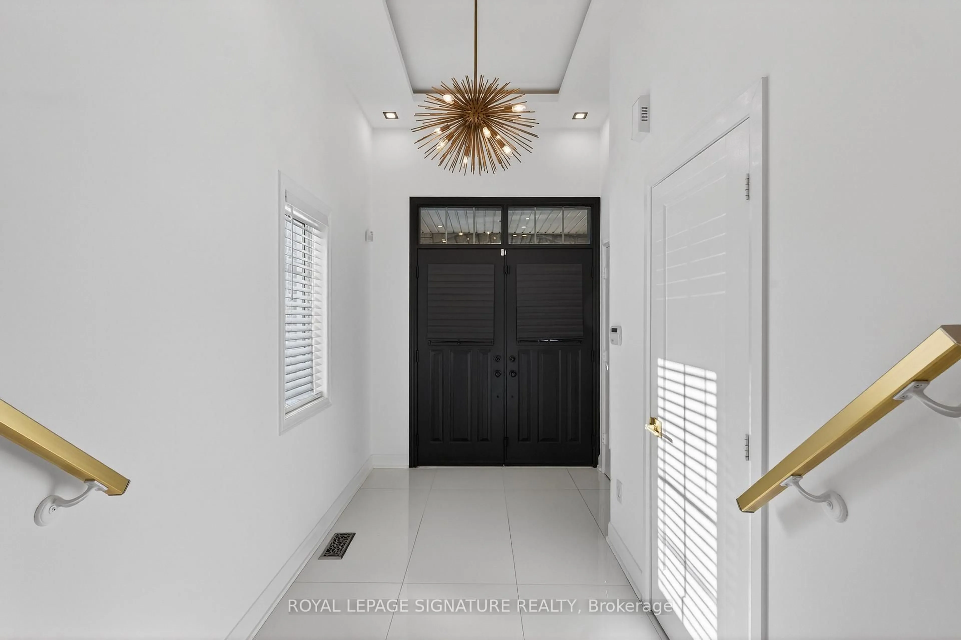 Indoor entryway for 4637 James Austin Dr, Mississauga Ontario L4Z 4H2