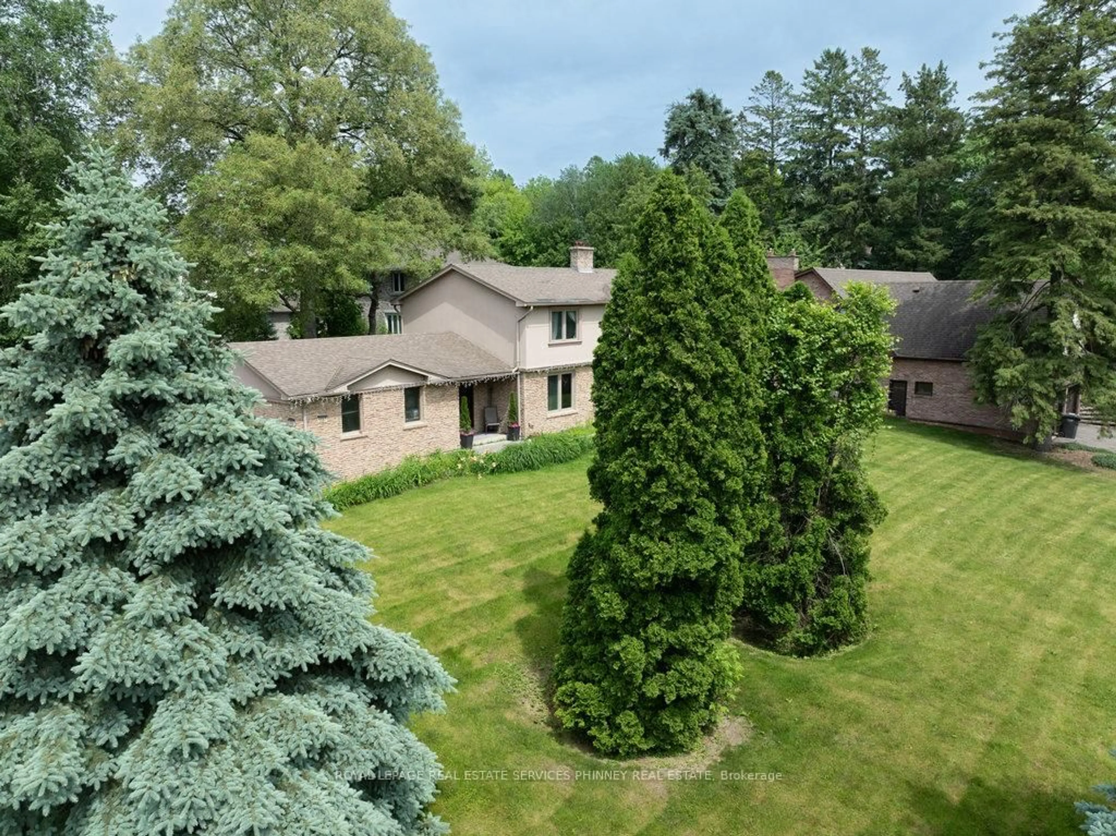 A pic from outside/outdoor area/front of a property/back of a property/a pic from drone, forest/trees view for 386 Pinetree Way, Mississauga Ontario L5G 2V6