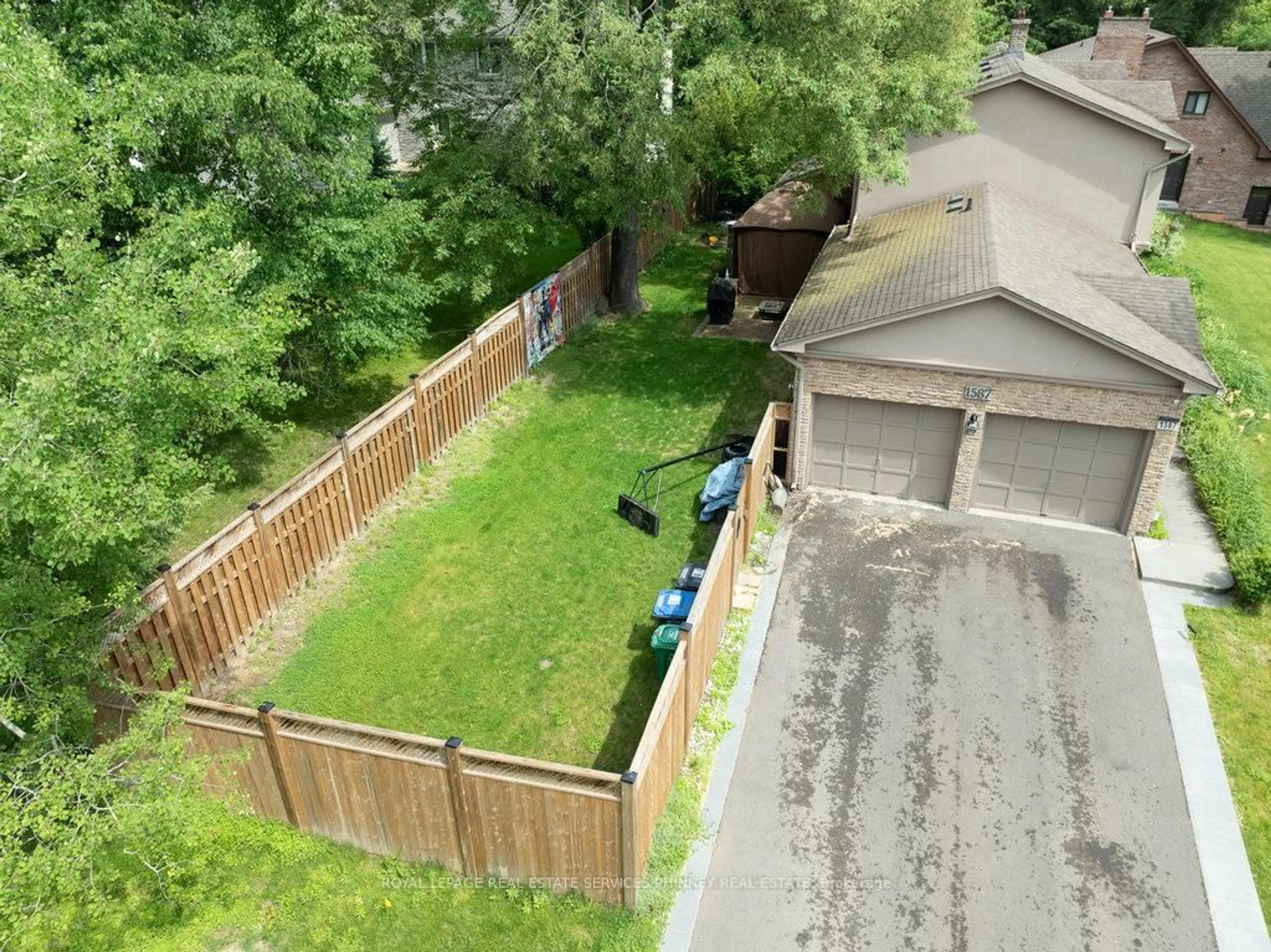 A pic from outside/outdoor area/front of a property/back of a property/a pic from drone, unknown for 386 Pinetree Way, Mississauga Ontario L5G 2V6