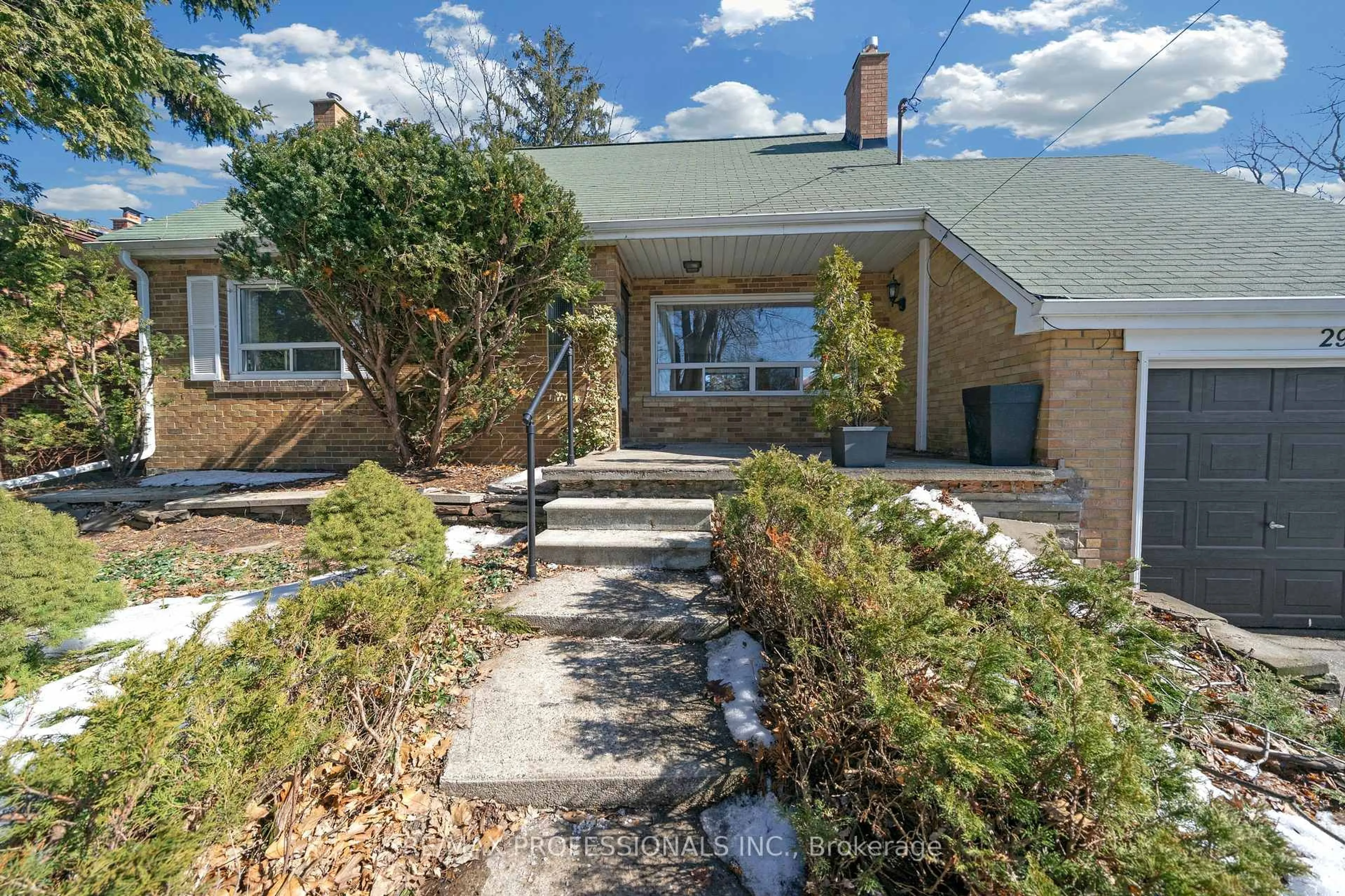 A pic from outside/outdoor area/front of a property/back of a property/a pic from drone, street for 29 Tremont Rd, Toronto Ontario M9B 3X3