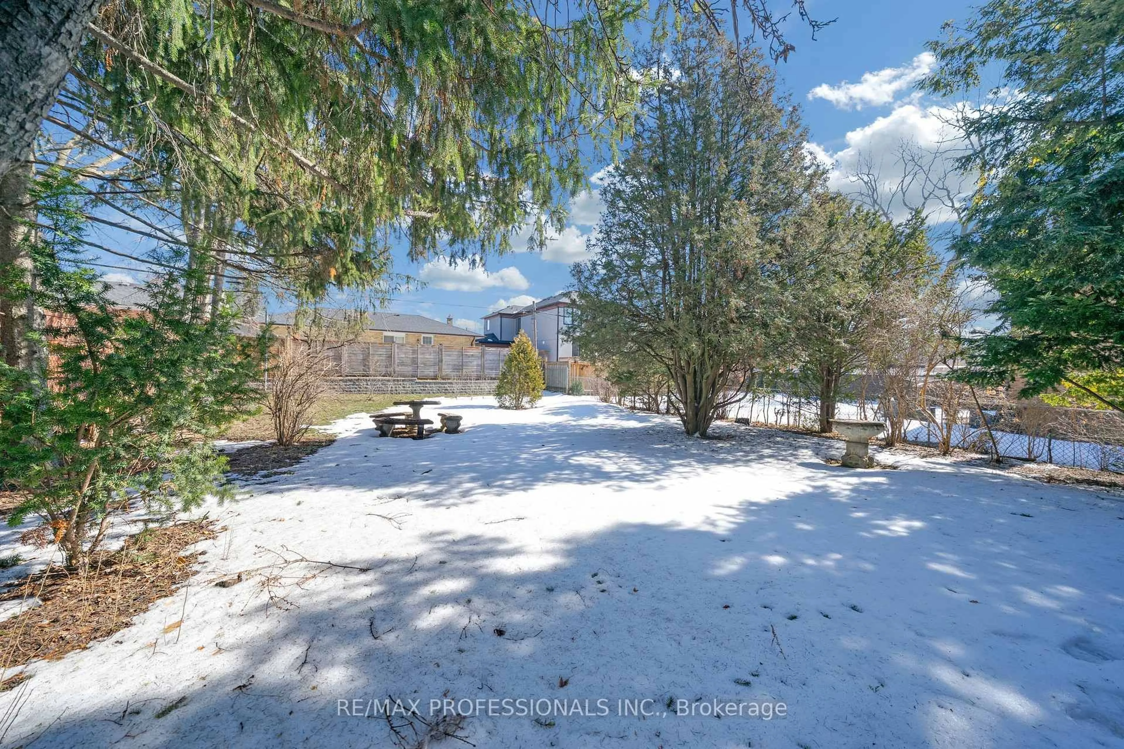 A pic from outside/outdoor area/front of a property/back of a property/a pic from drone, unknown for 29 Tremont Rd, Toronto Ontario M9B 3X3