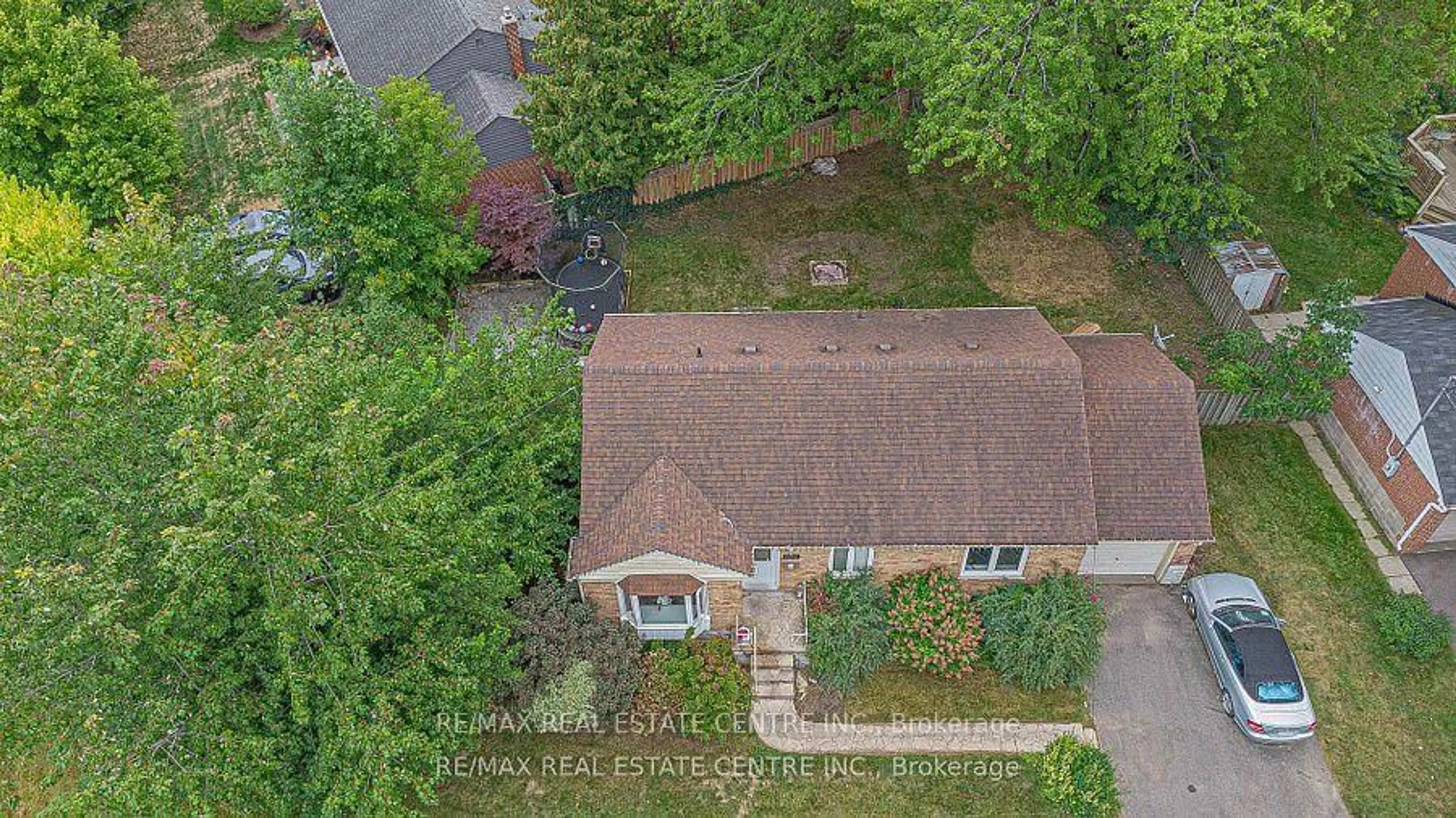 A pic from outside/outdoor area/front of a property/back of a property/a pic from drone, street for 1292 Crossfield Bend, Mississauga Ontario L5G 3P4