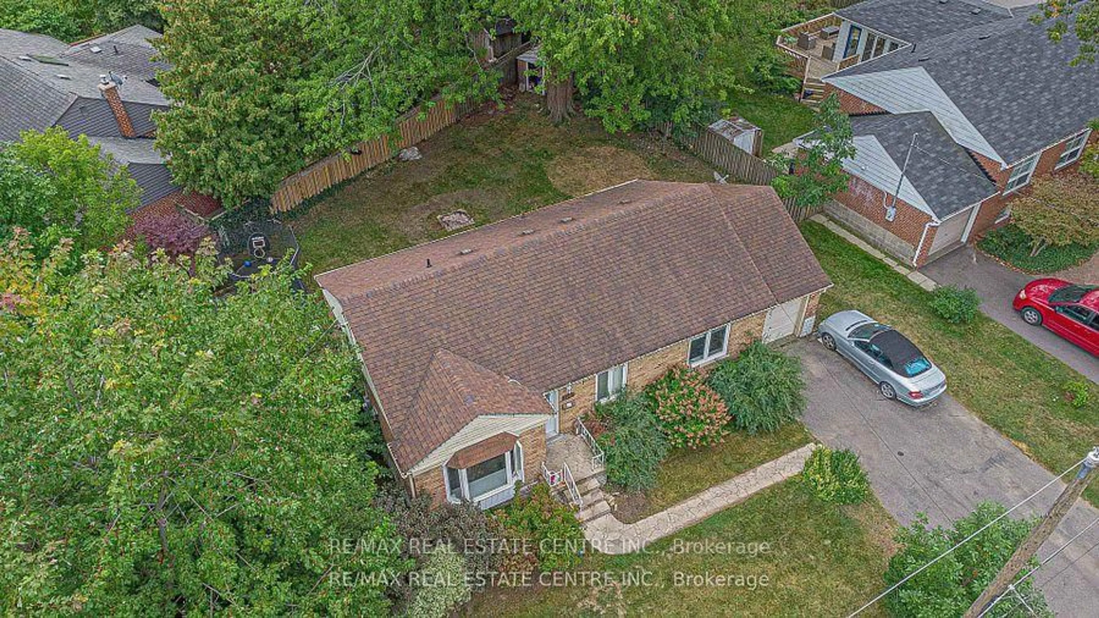 A pic from outside/outdoor area/front of a property/back of a property/a pic from drone, street for 1292 Crossfield Bend, Mississauga Ontario L5G 3P4