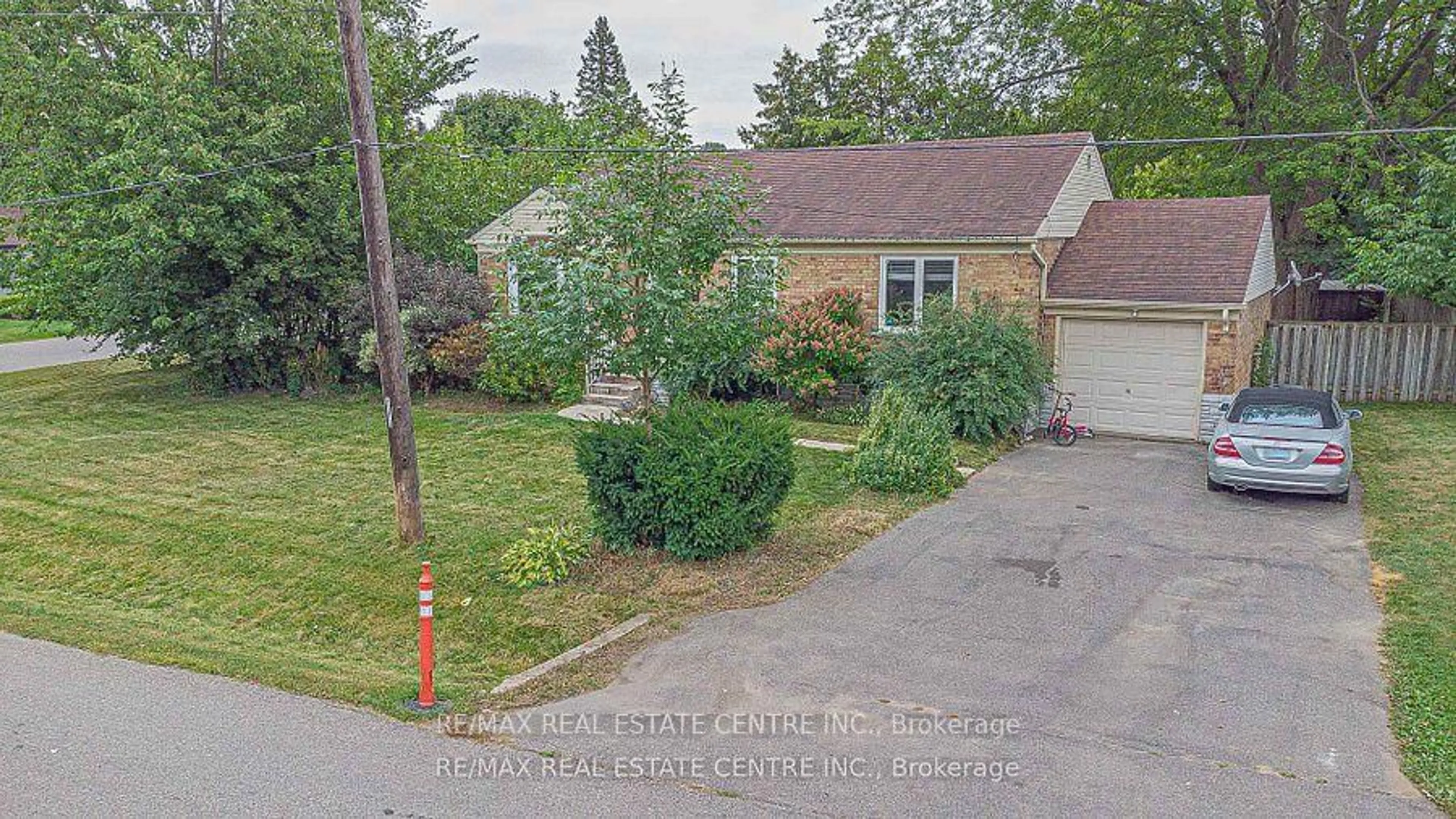 A pic from outside/outdoor area/front of a property/back of a property/a pic from drone, street for 1292 Crossfield Bend, Mississauga Ontario L5G 3P4