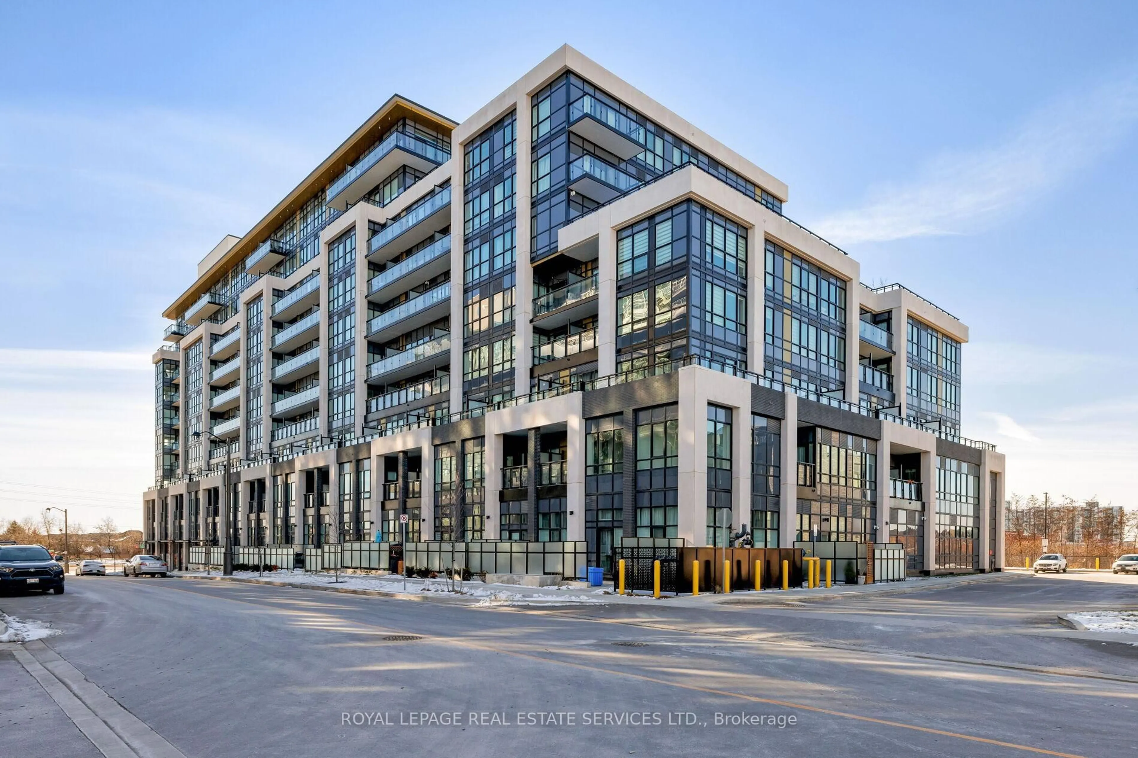 Indoor foyer for 405 Dundas St #424, Oakville Ontario L6M 5P9