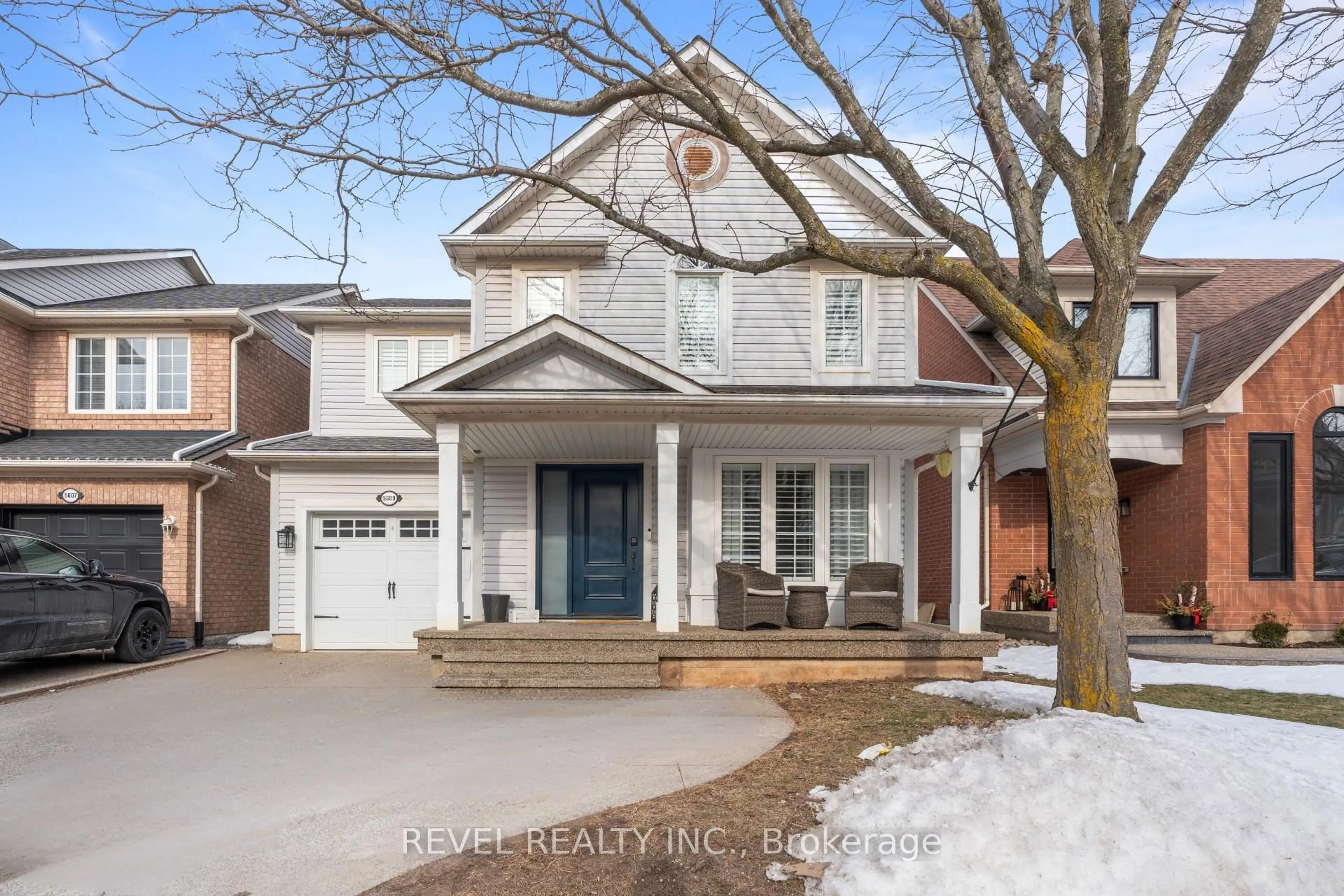 Home with brick exterior material, street for 5609 Thorn Lane, Burlington Ontario L7L 6T5