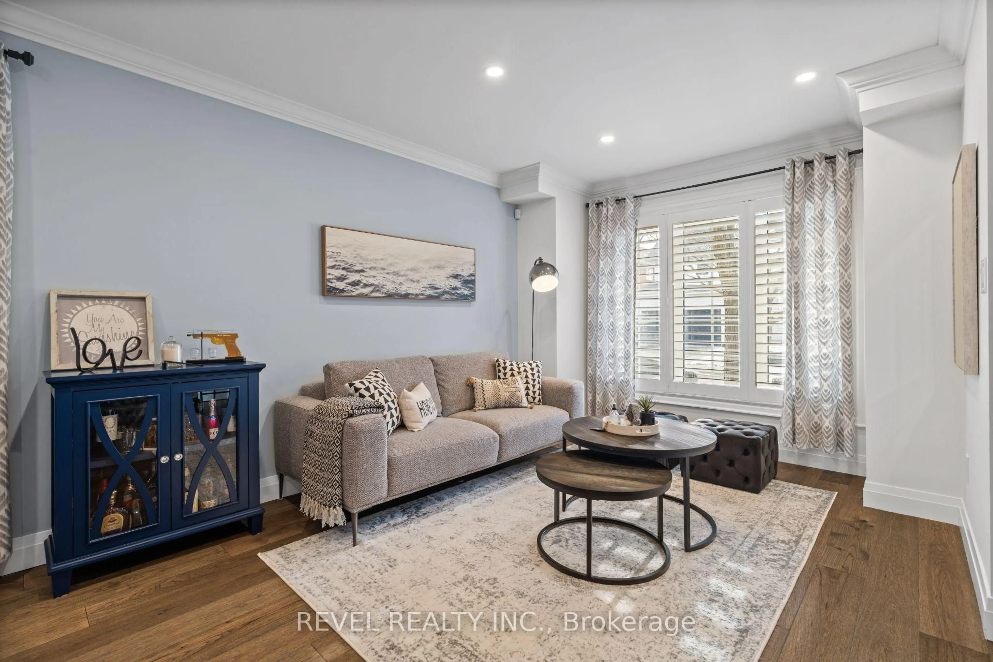 Living room with furniture, unknown for 5609 Thorn Lane, Burlington Ontario L7L 6T5