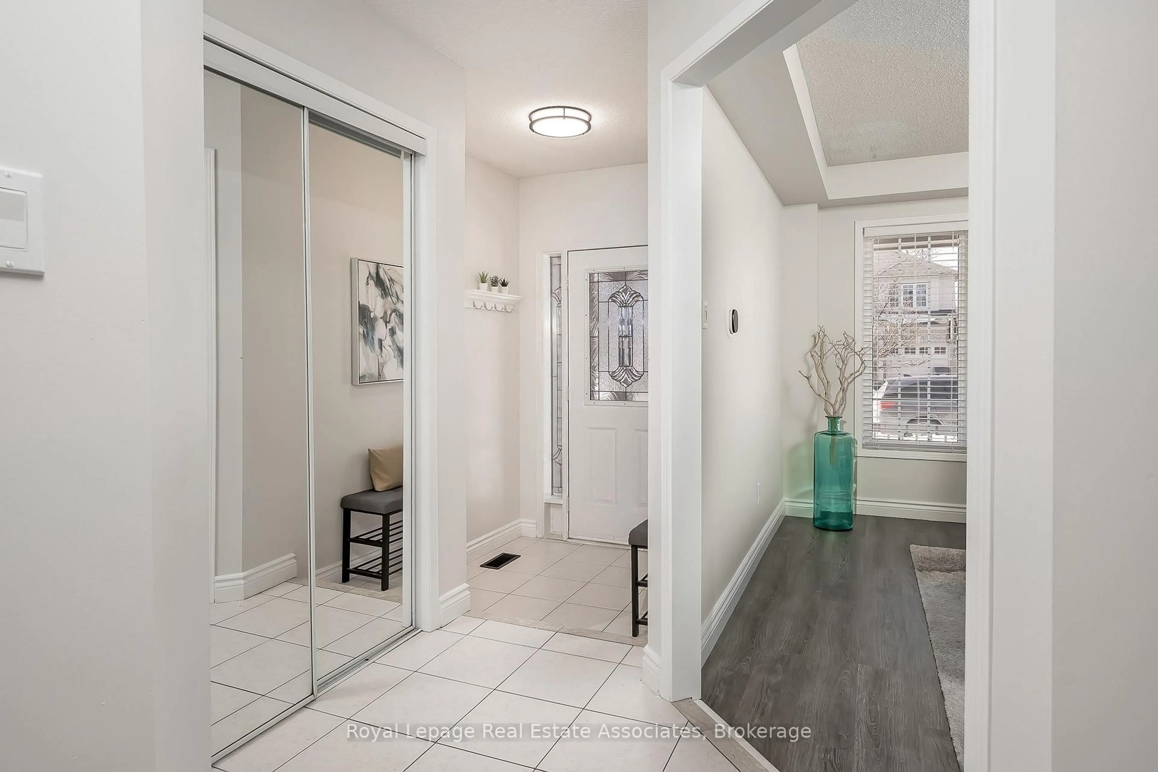 Indoor entryway for 1130 Zimmerman Cres, Milton Ontario L9T 5T2