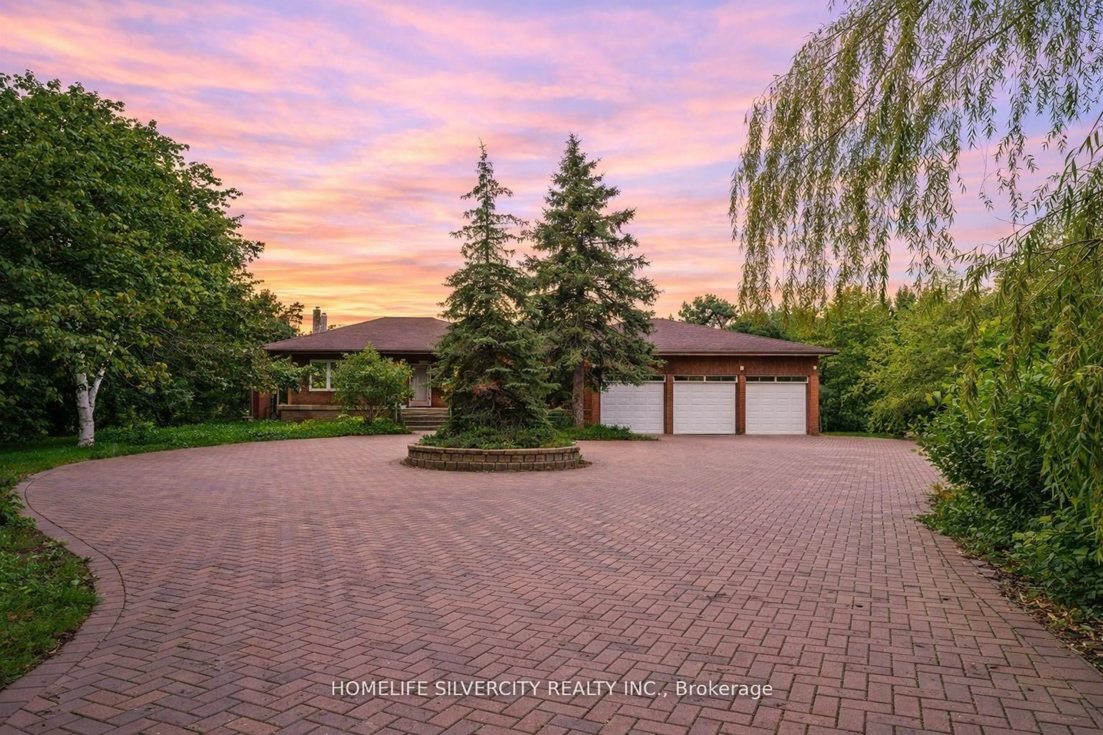 A pic from outside/outdoor area/front of a property/back of a property/a pic from drone, street for 4395 Castlemore Rd, Brampton Ontario L6P 0W9