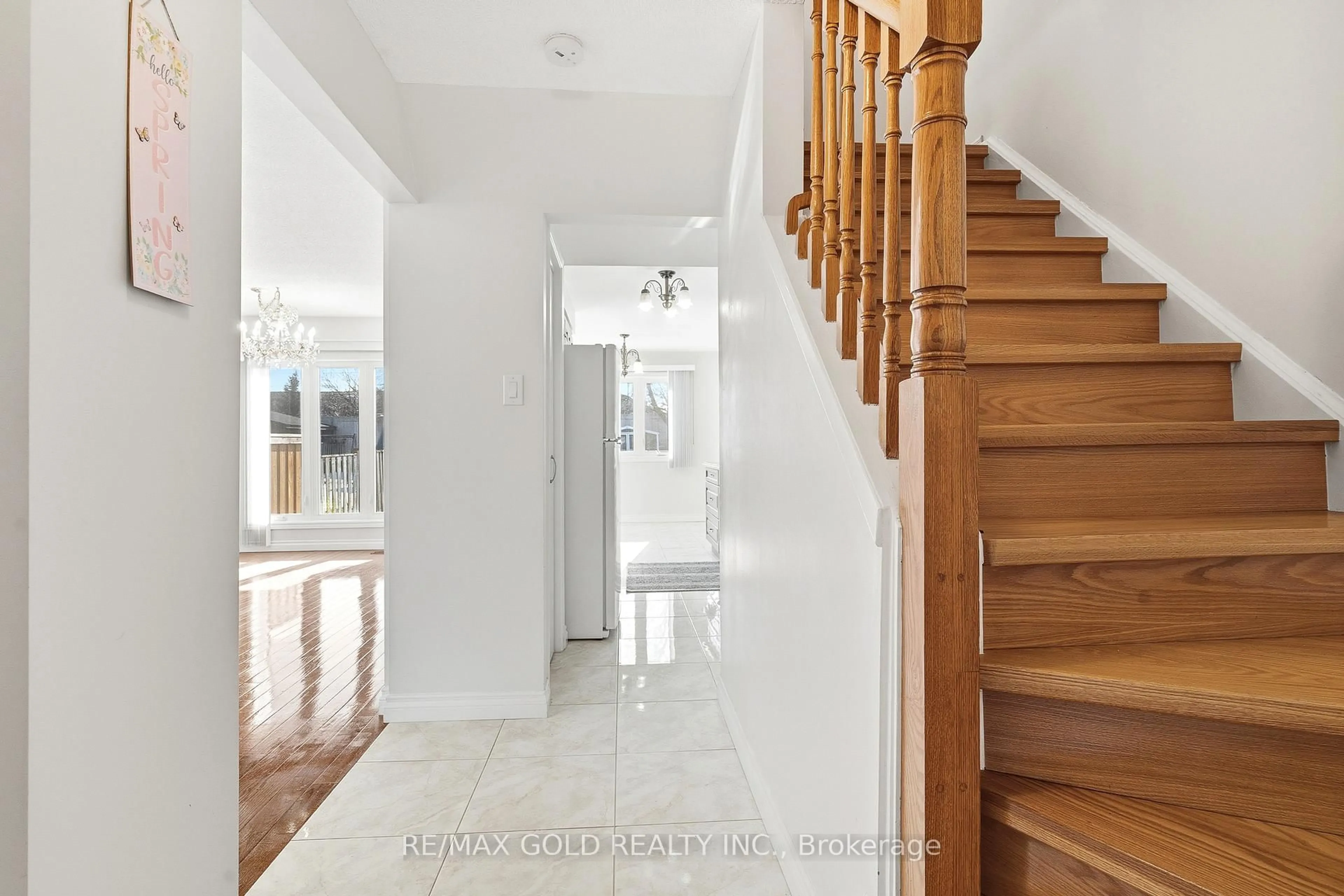 Indoor foyer for 4334 Lee Dr, Mississauga Ontario L4W 4A8