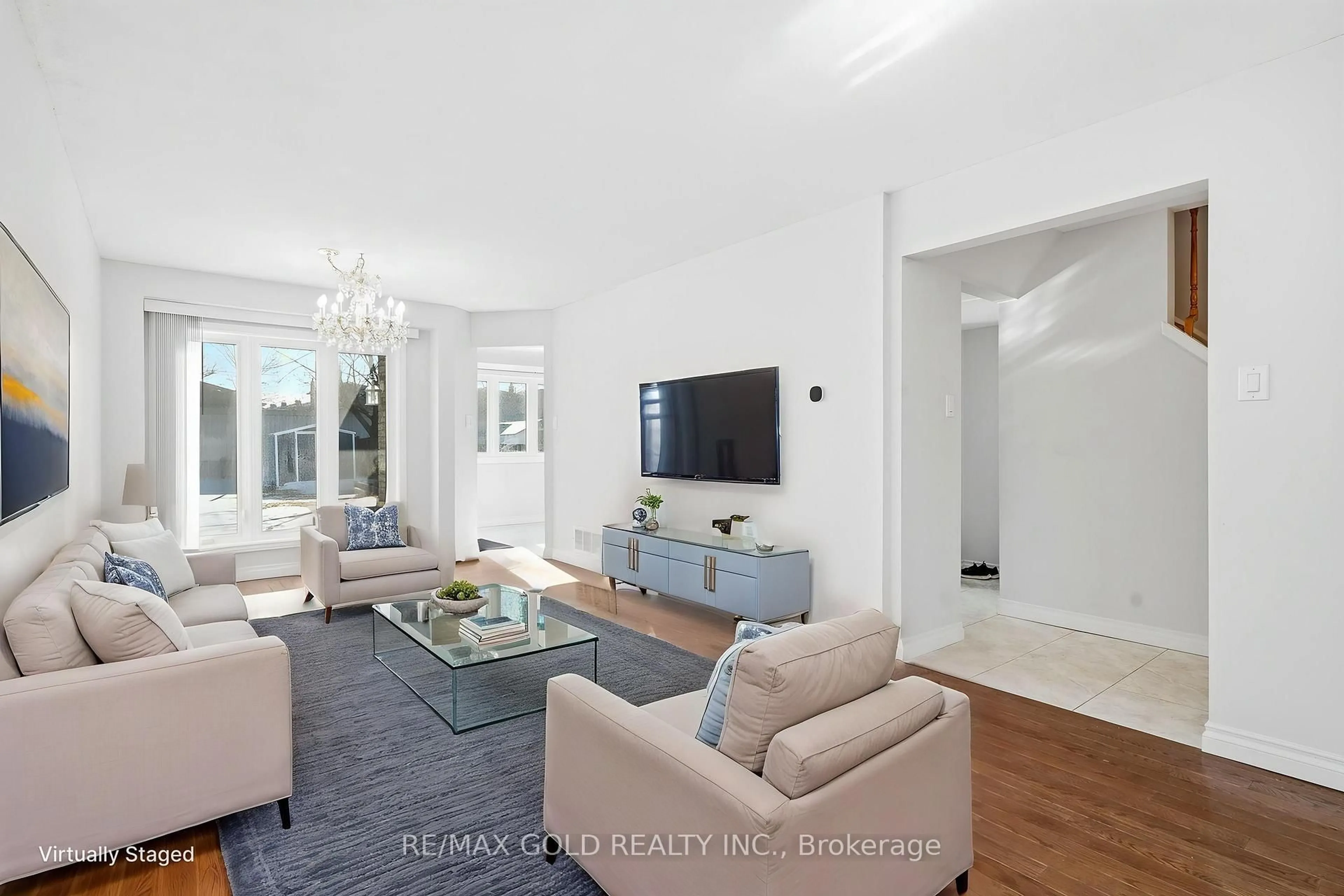 Living room with furniture, unknown for 4334 Lee Dr, Mississauga Ontario L4W 4A8