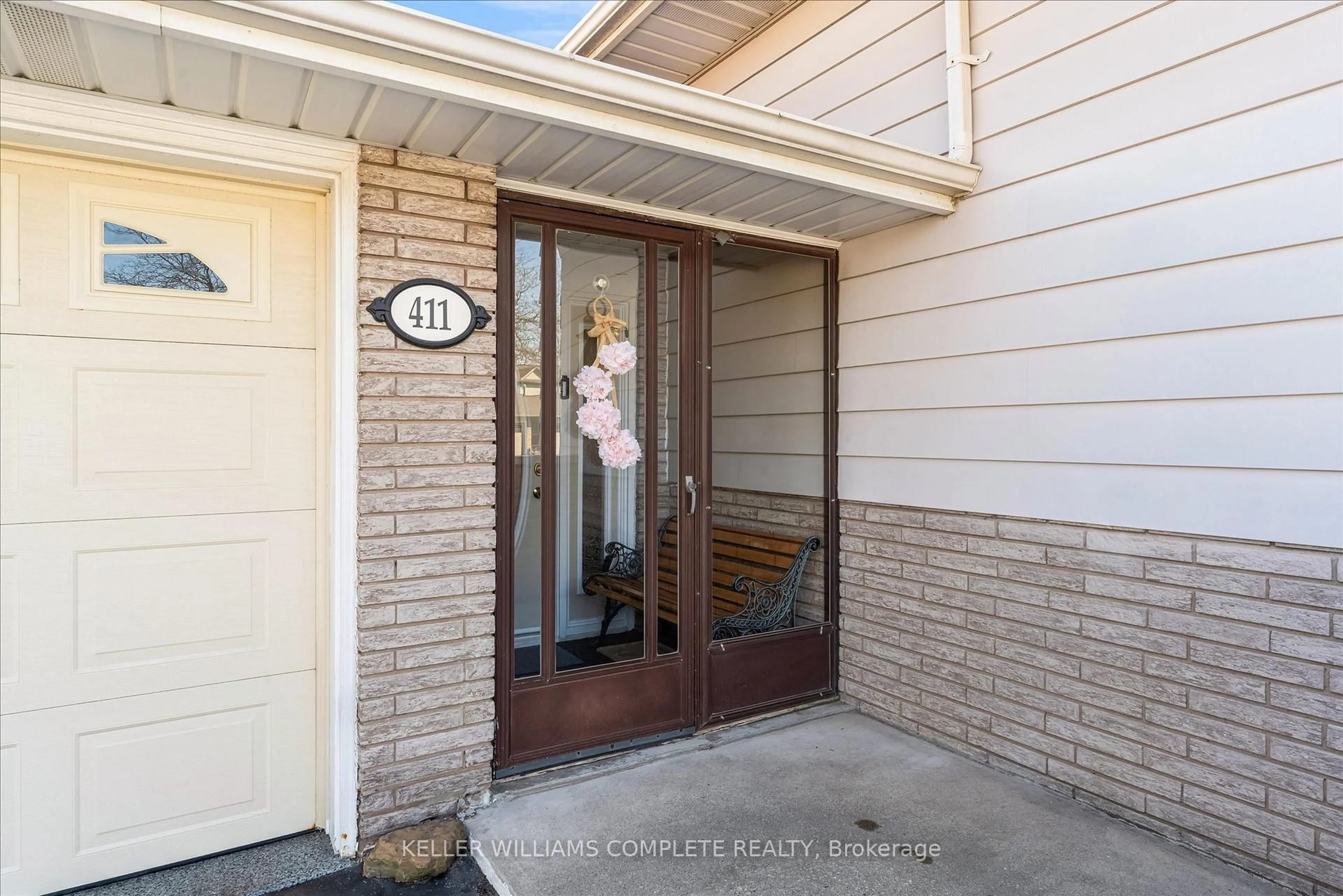 Indoor entryway for 411 Bryant Cres, Burlington Ontario L7L 3Z4