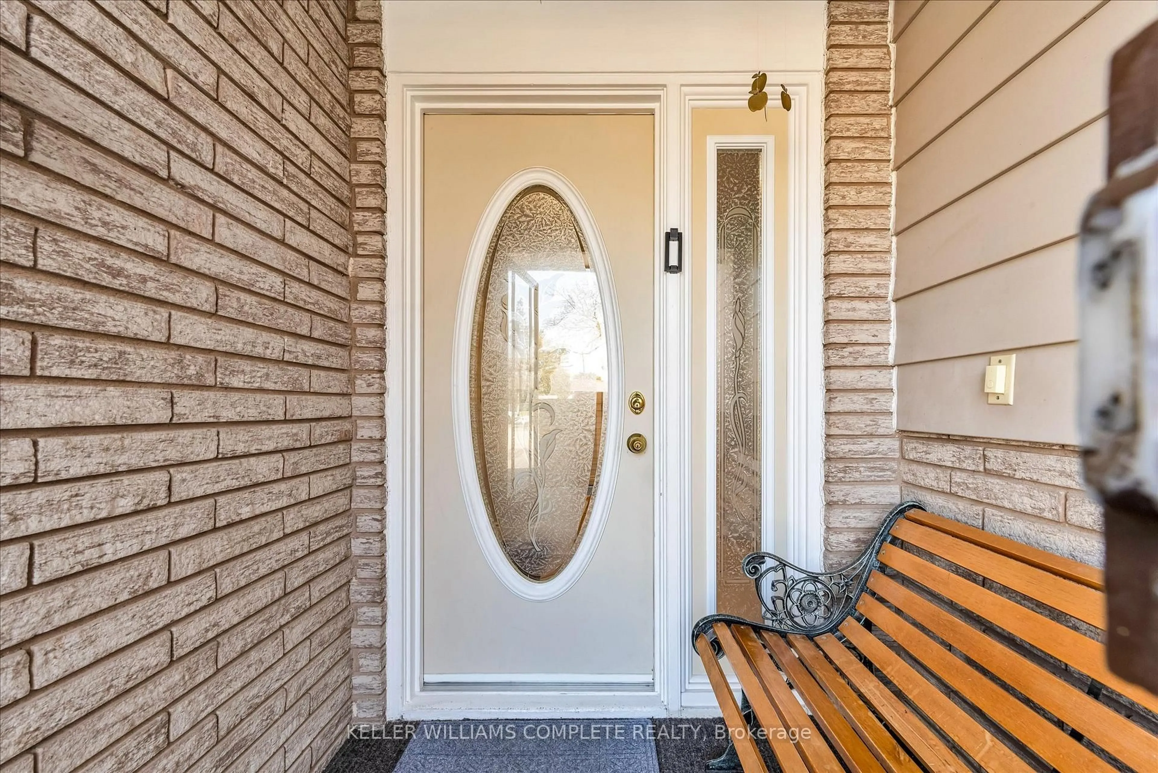 Indoor entryway for 411 Bryant Cres, Burlington Ontario L7L 3Z4