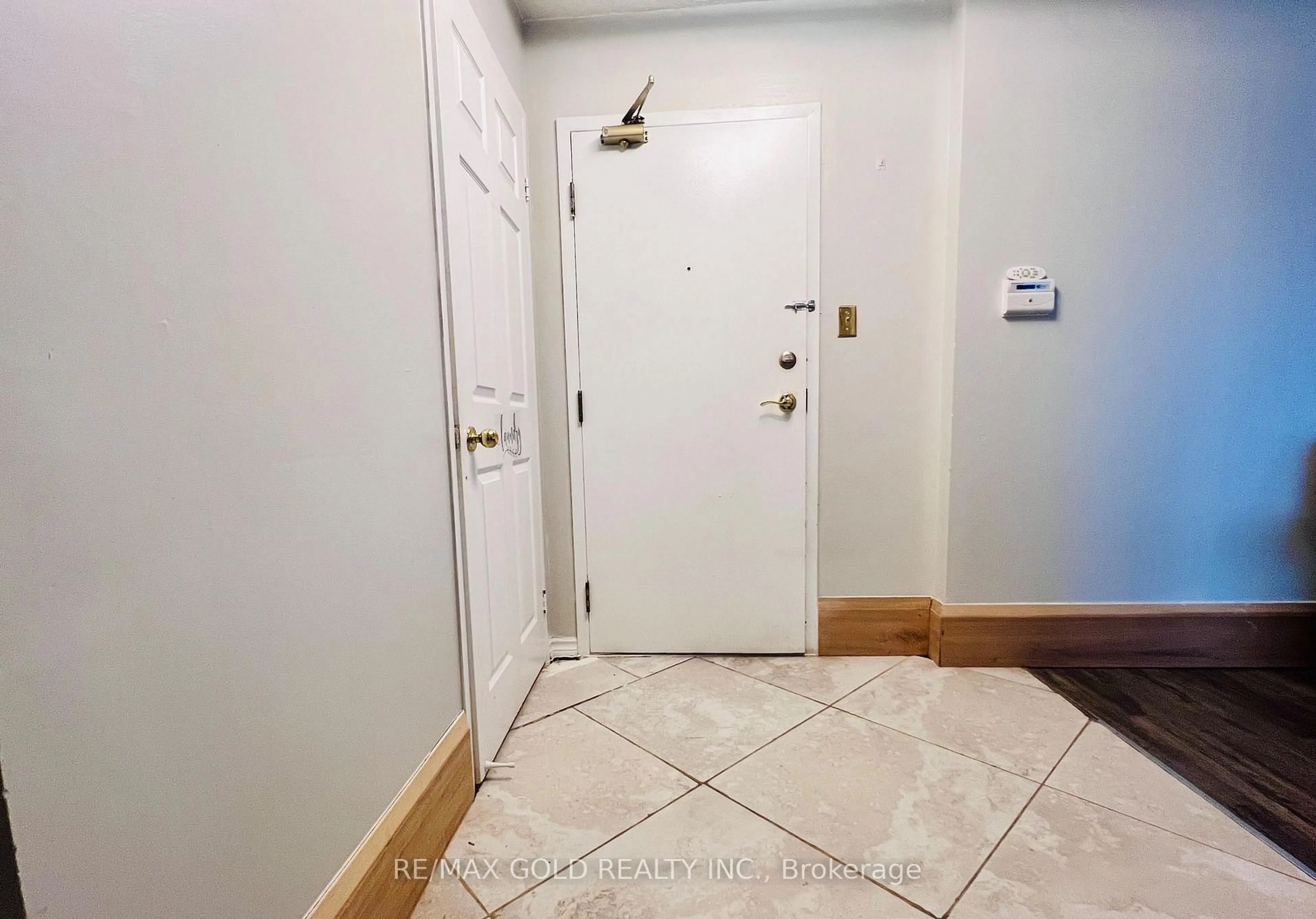 Indoor entryway for 10 Malta Ave #1504, Brampton Ontario L6Y 4G6