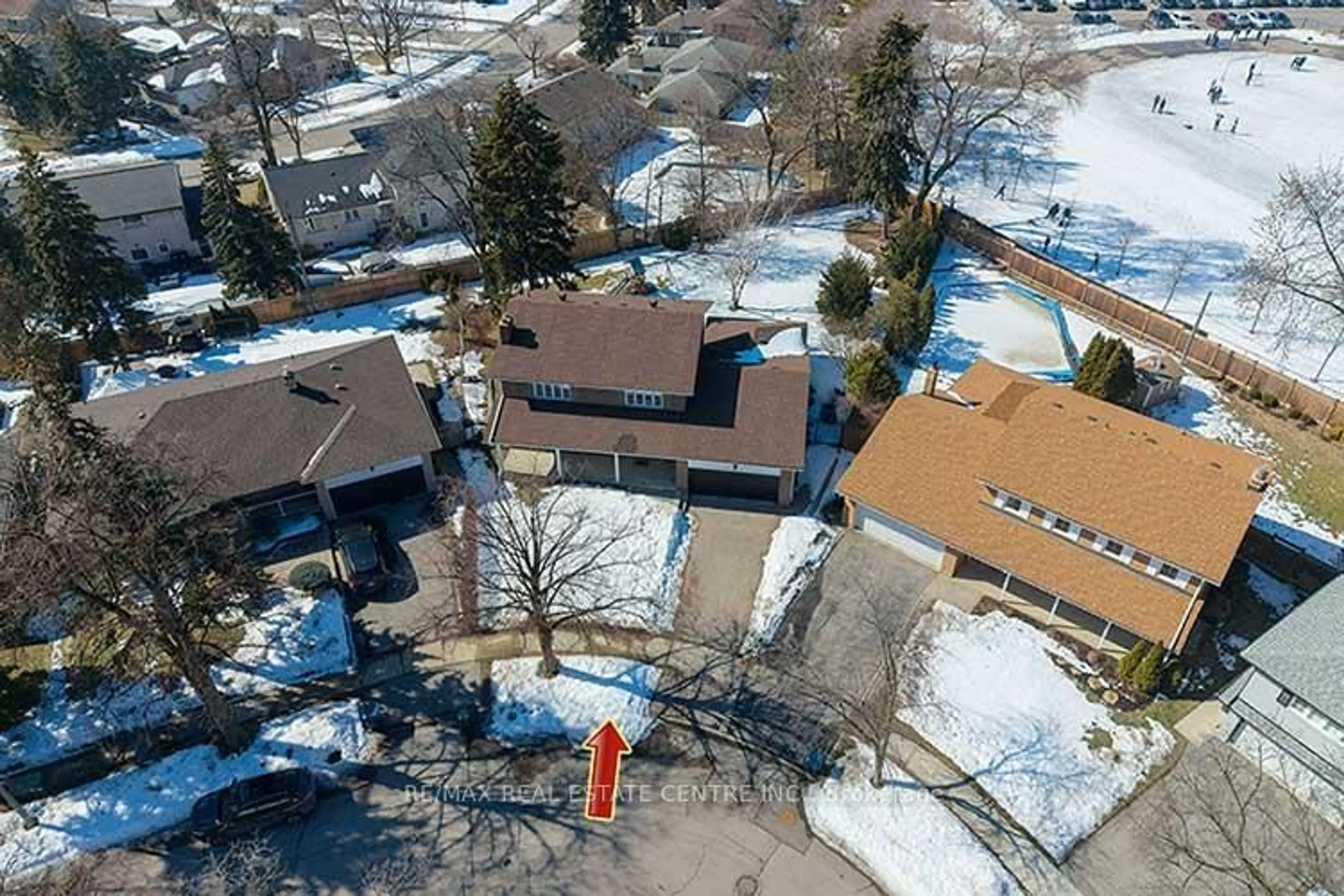 A pic from outside/outdoor area/front of a property/back of a property/a pic from drone, street for 18 Shadetree Cres, Toronto Ontario M9C 1X1