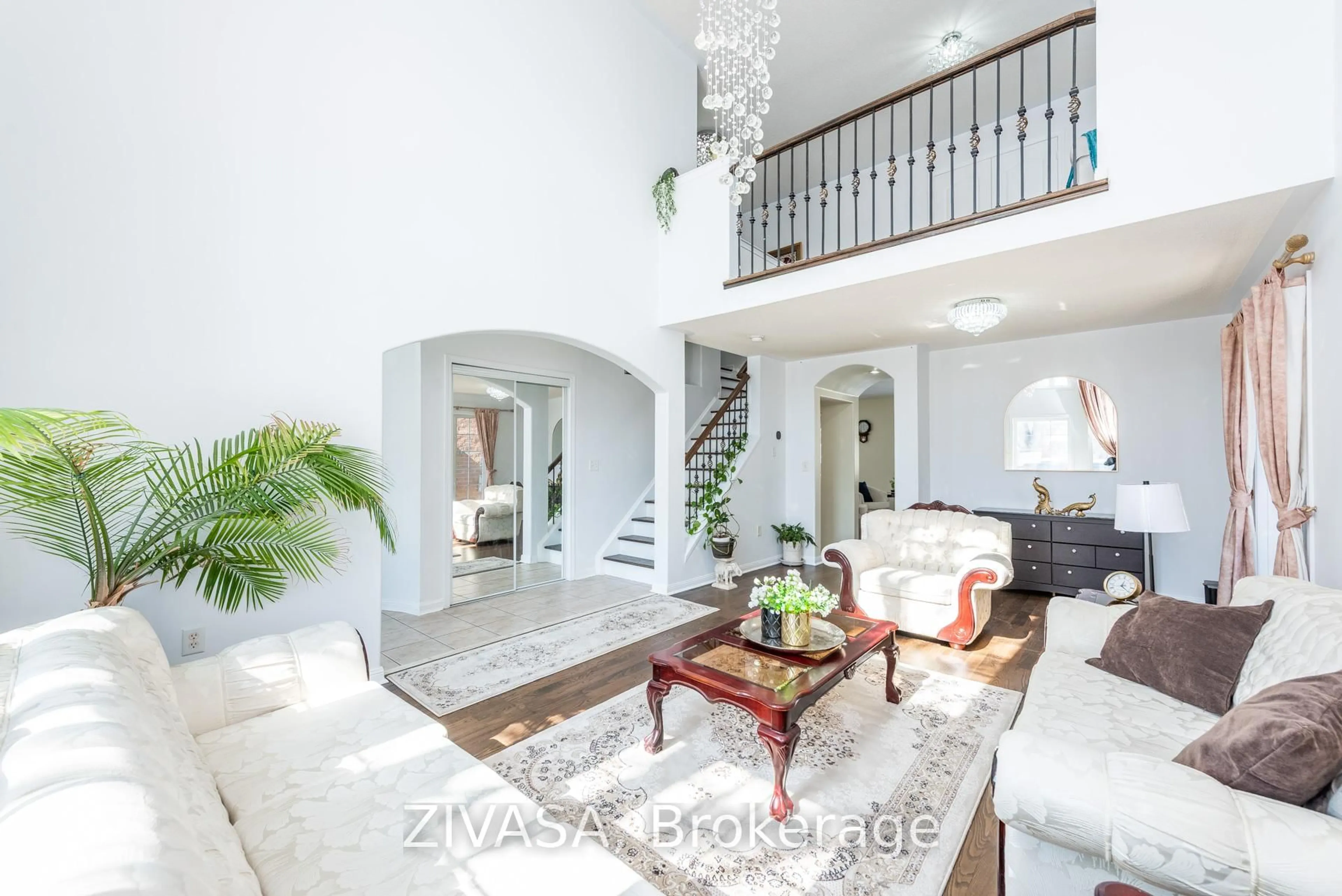 Indoor entryway for 10 Upshall Dr, Brampton Ontario L6P 1E1