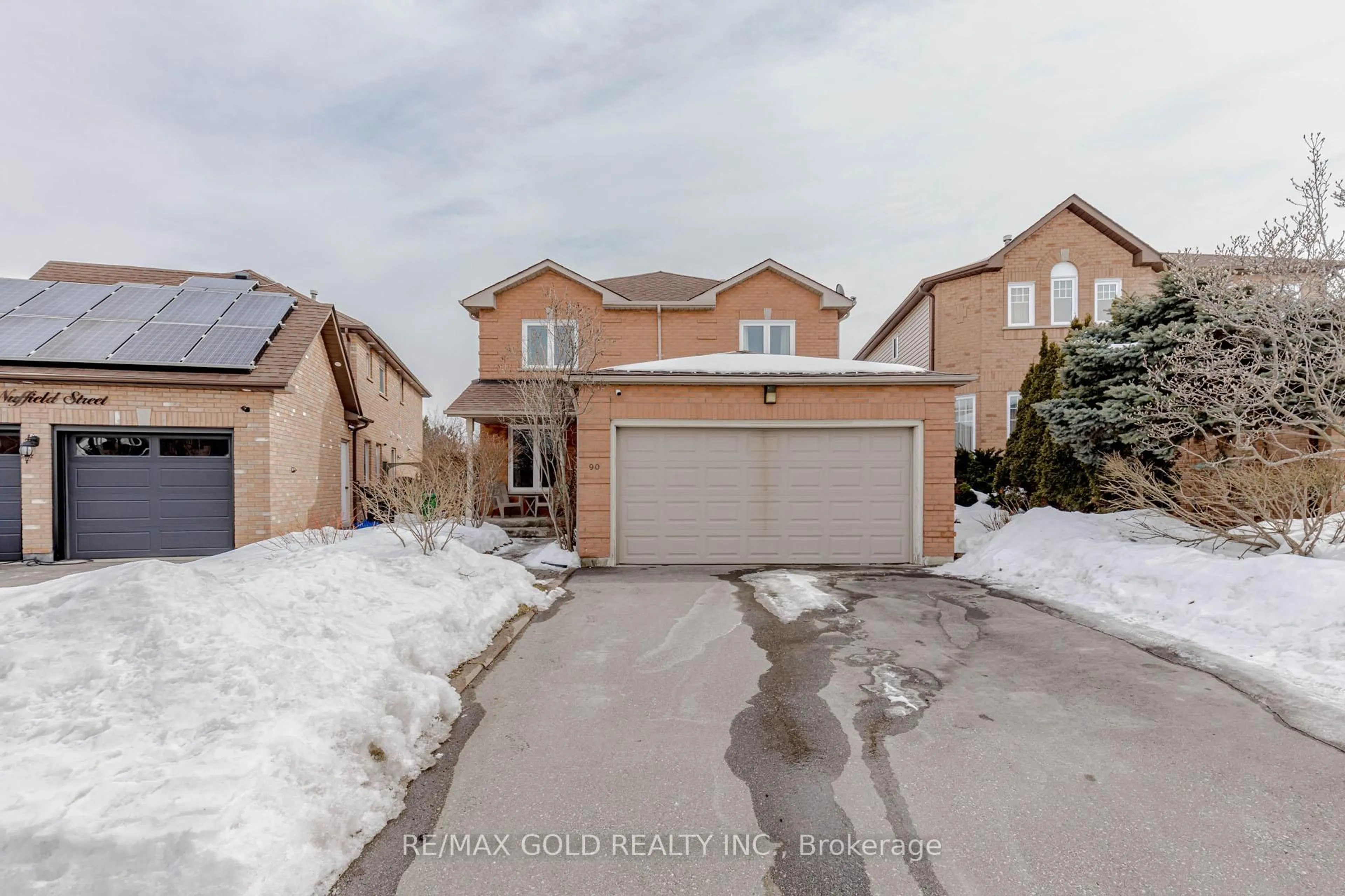 A pic from outside/outdoor area/front of a property/back of a property/a pic from drone, street for 90 Newdale Pl, Brampton Ontario L6S 5Z2