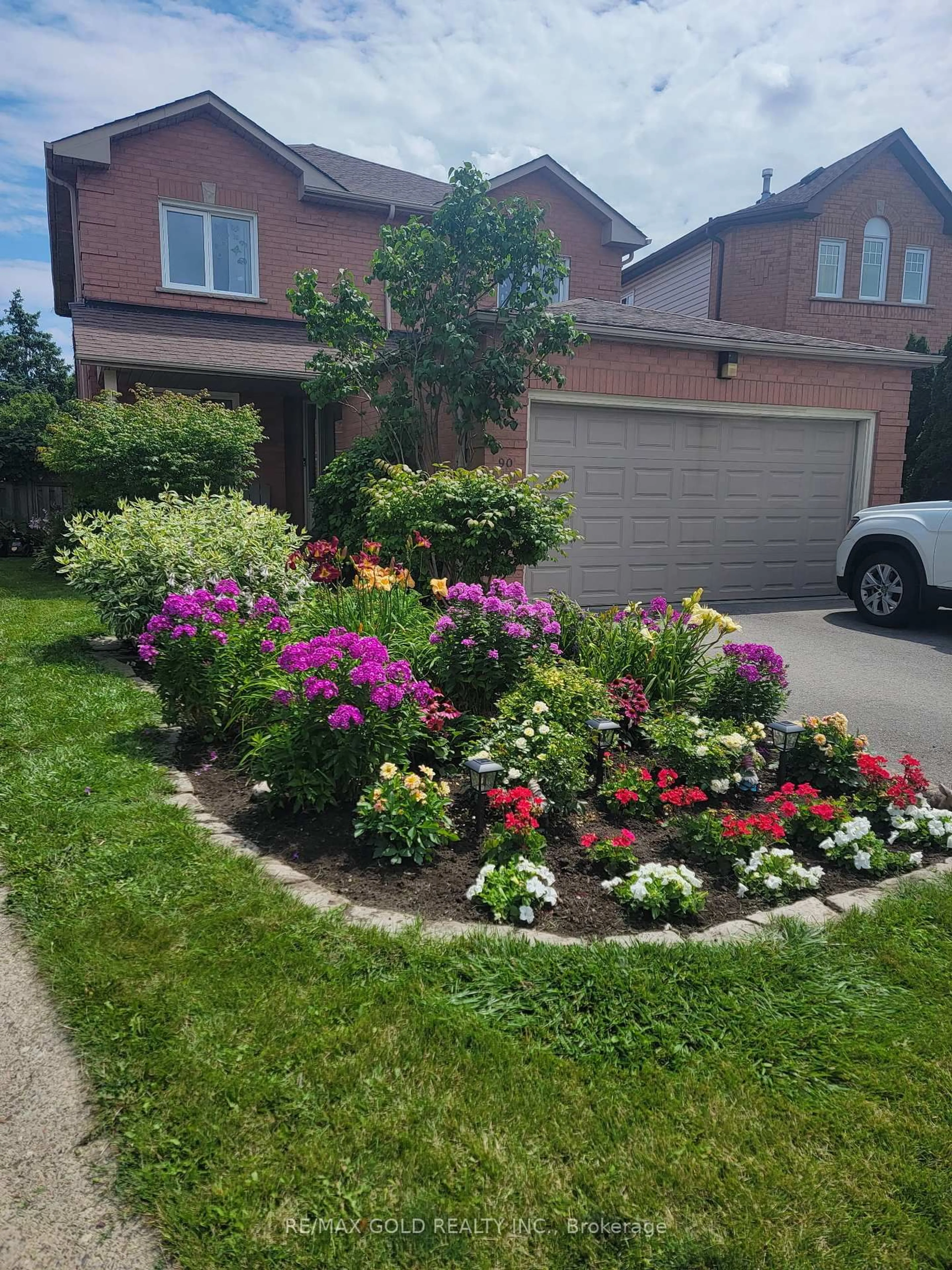 A pic from outside/outdoor area/front of a property/back of a property/a pic from drone, street for 90 Newdale Pl, Brampton Ontario L6S 5Z2