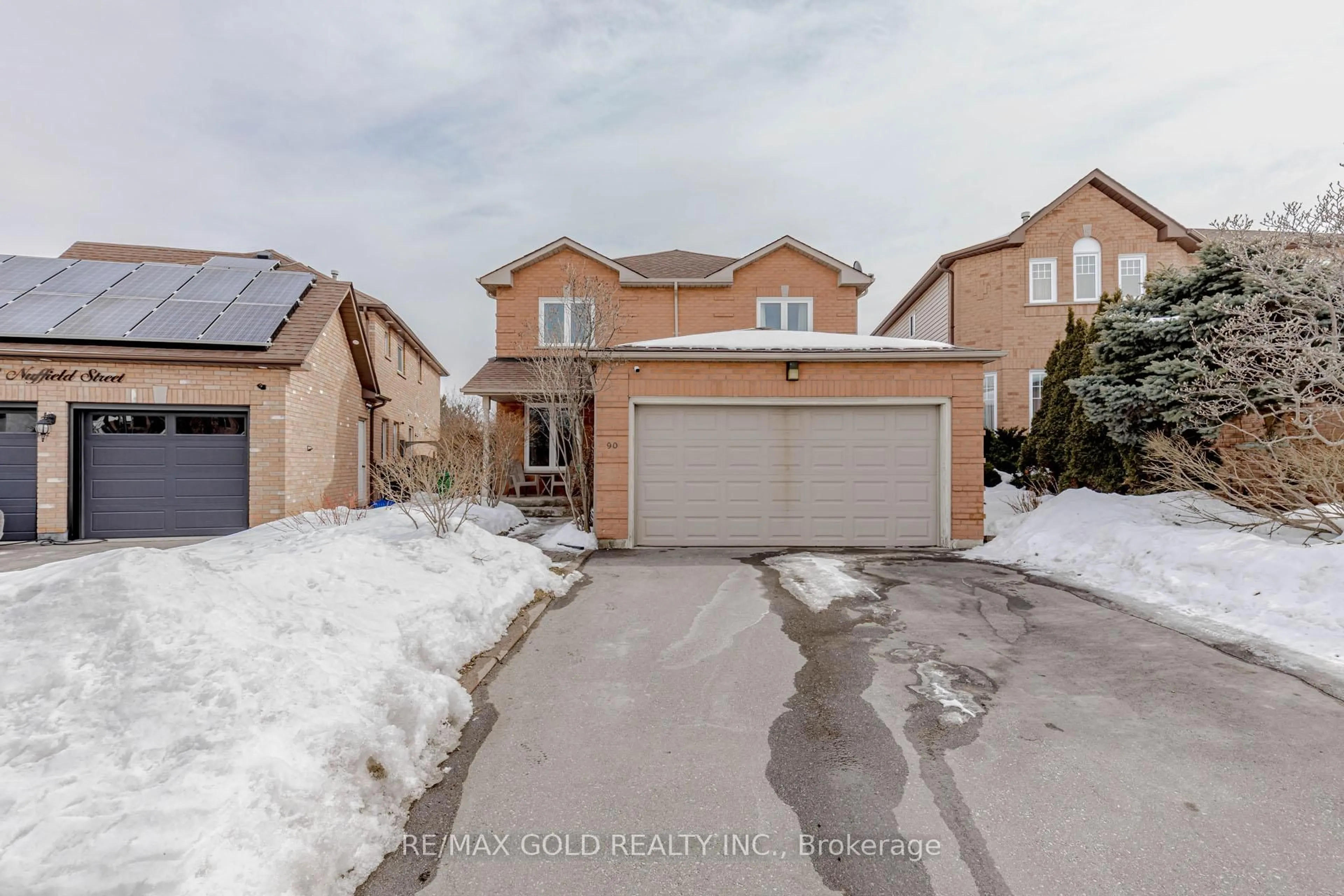 A pic from outside/outdoor area/front of a property/back of a property/a pic from drone, street for 90 Newdale Pl, Brampton Ontario L6S 5Z2