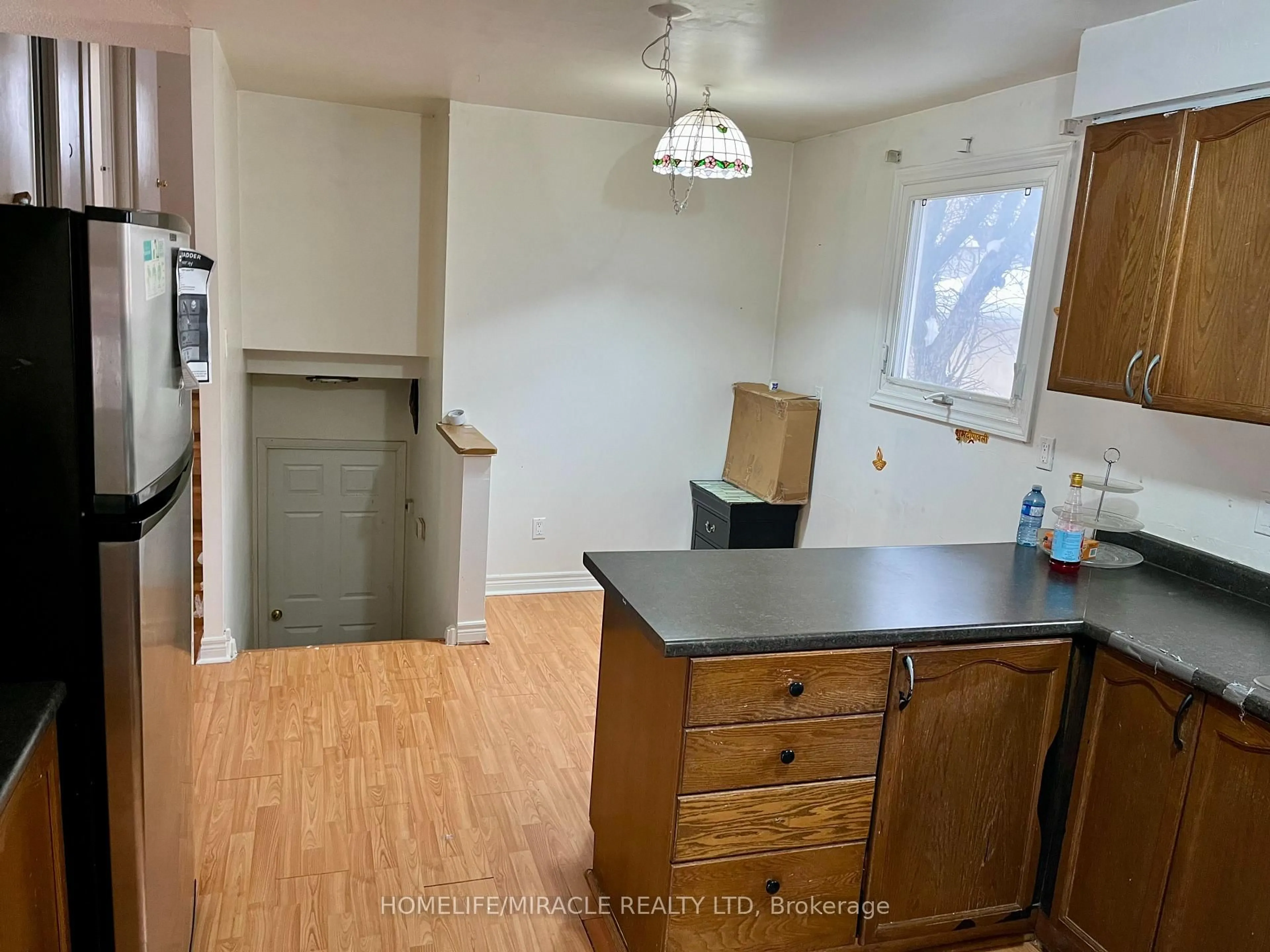 Standard kitchen, unknown for 61 Greenbriar Rd, Brampton Ontario L6S 2A4
