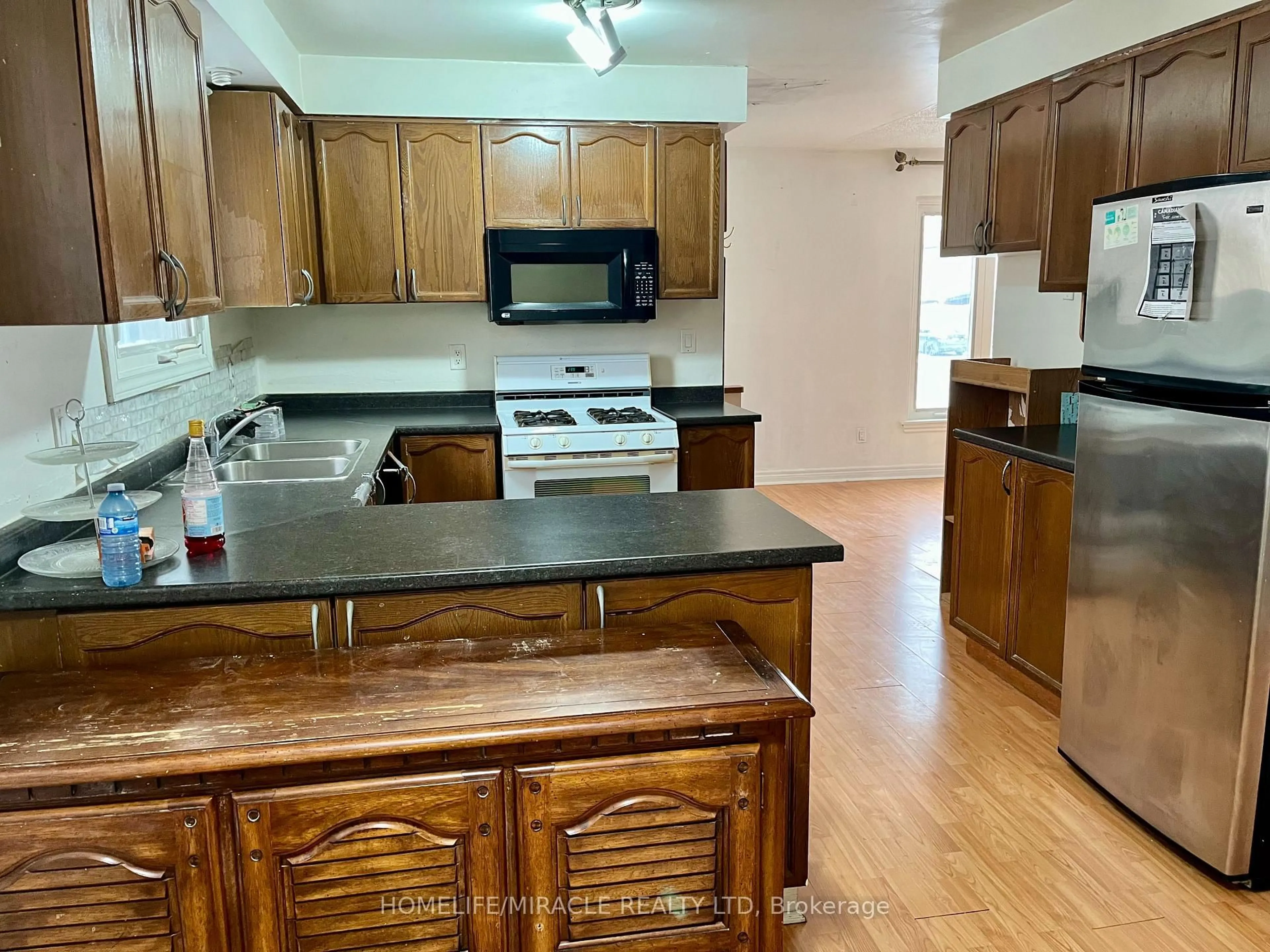 Standard kitchen, unknown for 61 Greenbriar Rd, Brampton Ontario L6S 2A4