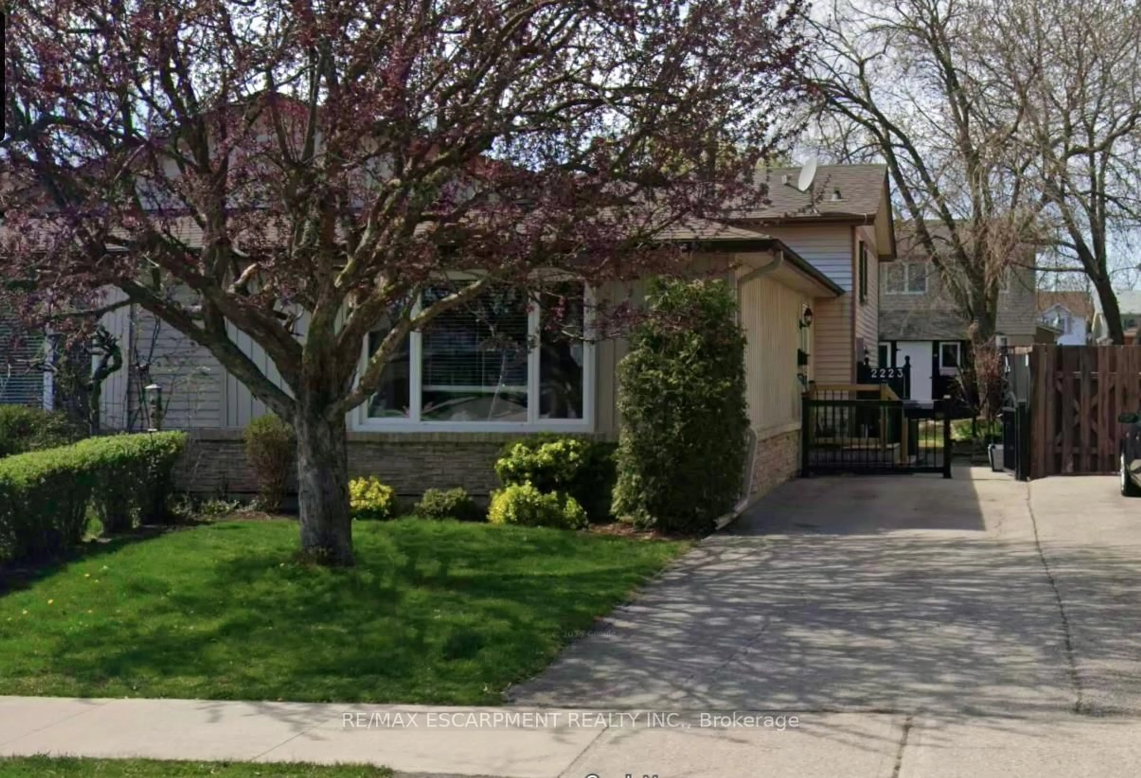 Home with vinyl exterior material, street for 2223 Manchester Dr, Burlington Ontario L7P 3W3