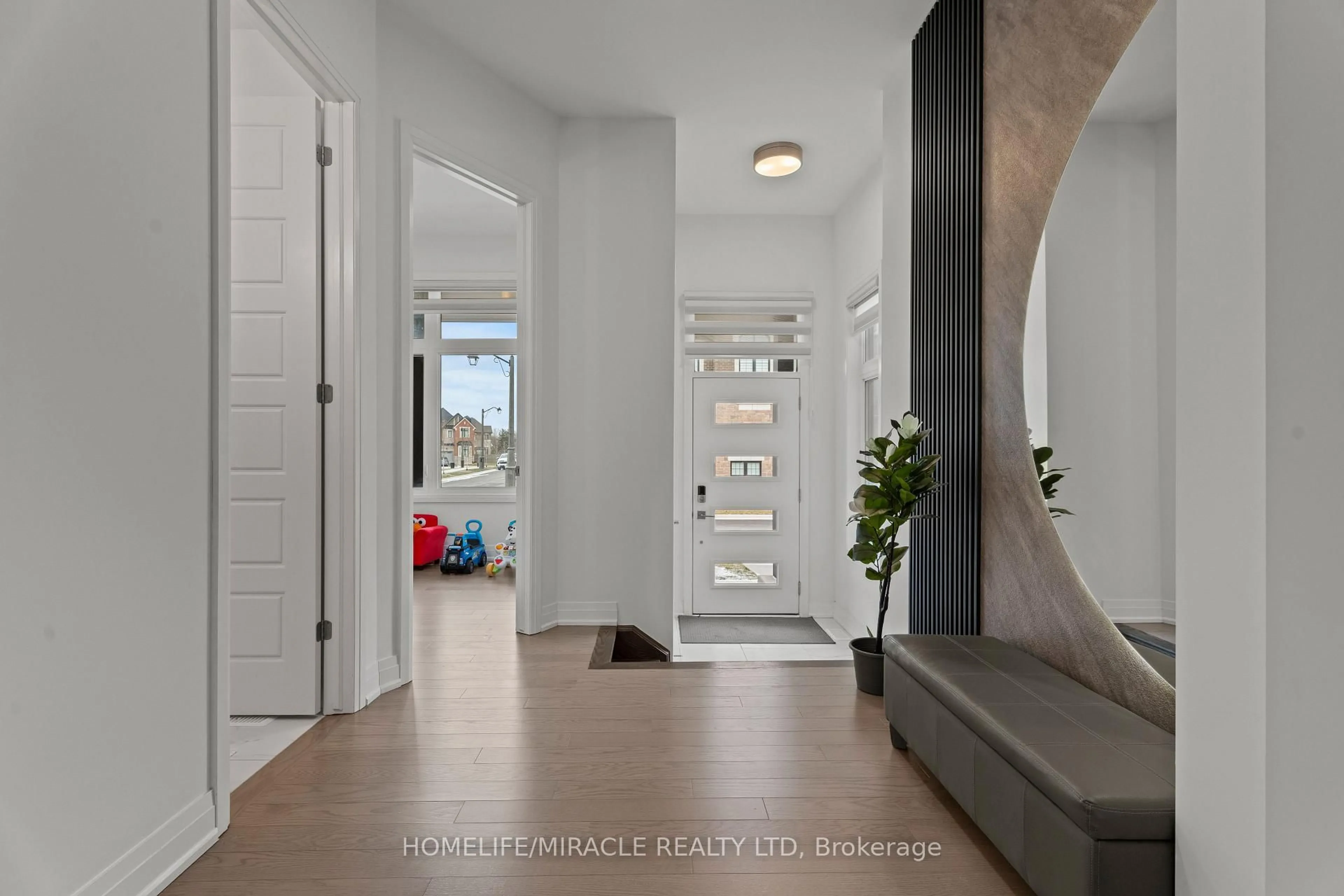 Indoor entryway for 3118 Travertine Dr, Oakville Ontario L6M 5N8