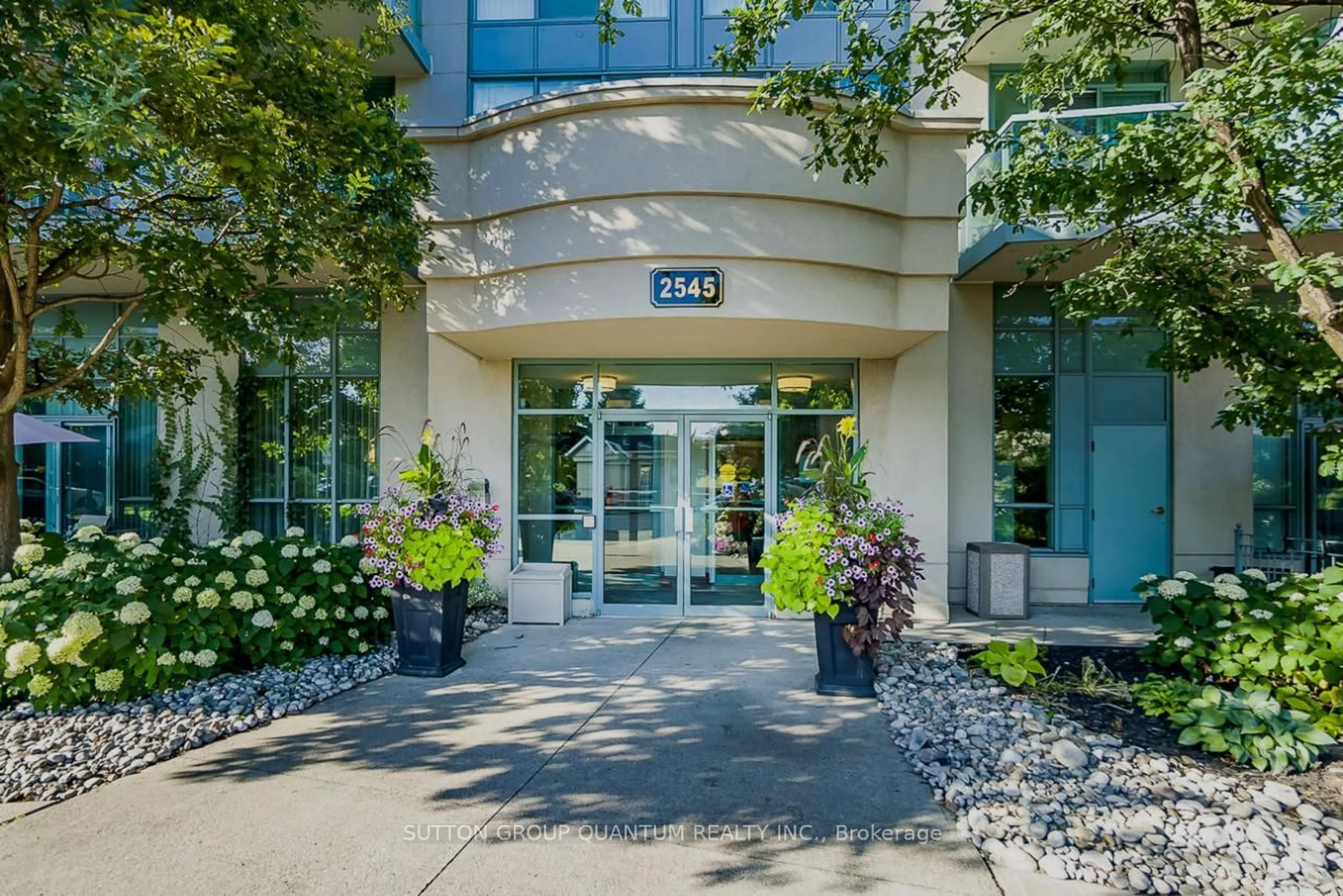 Indoor foyer for 2545 Erin Centre Blvd #301, Mississauga Ontario L5M 6Z9