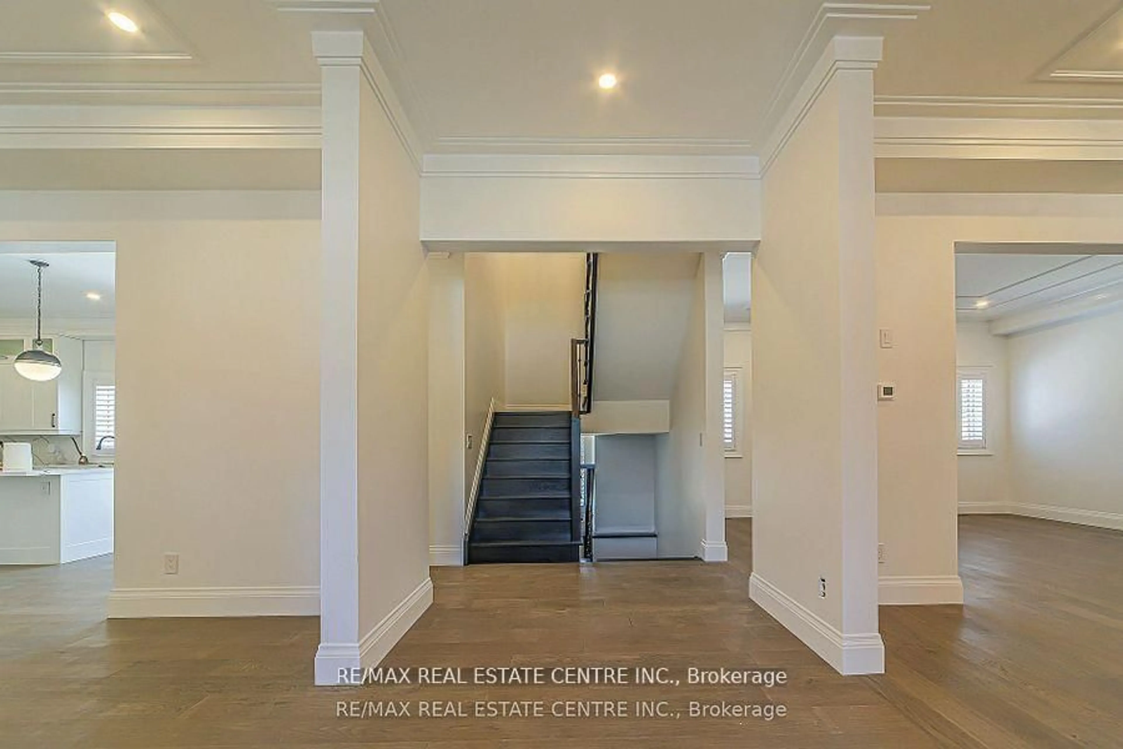 Indoor entryway for 1 Hawthorn Cres, Brampton Ontario L6S 1A9