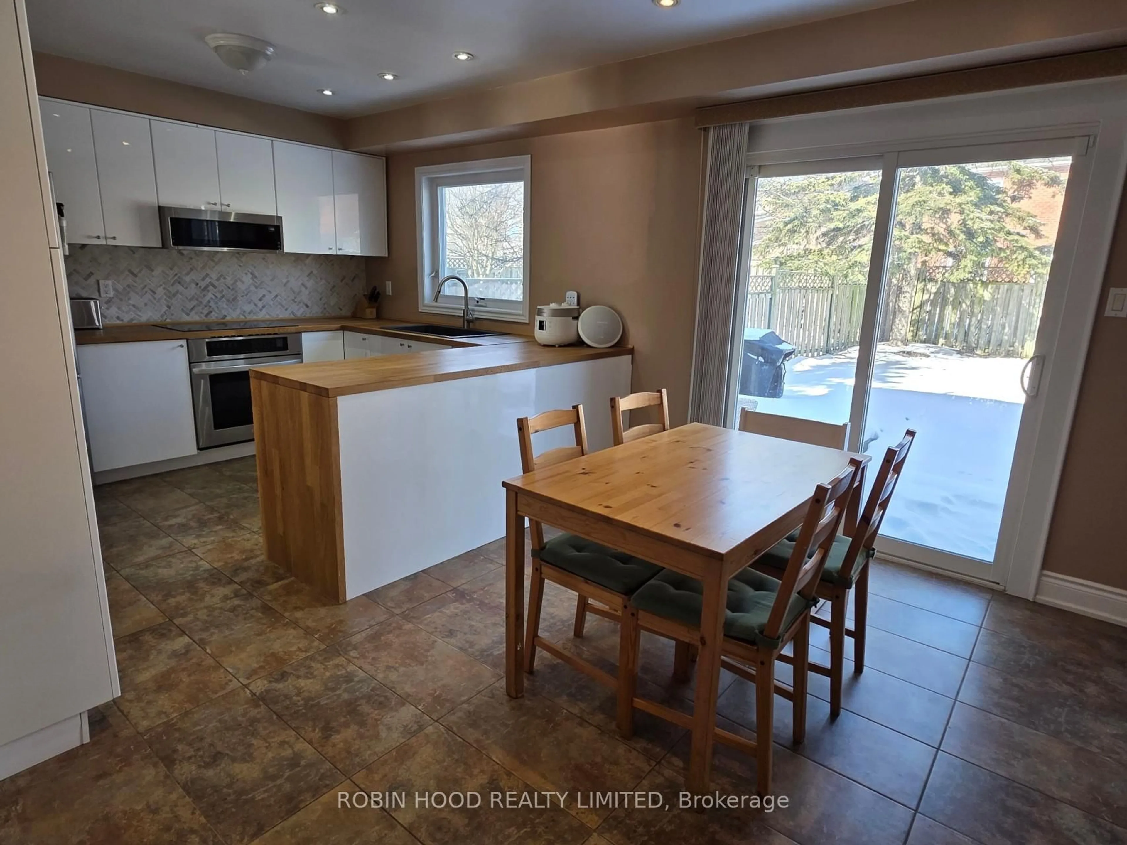 Open concept kitchen, ceramic/tile floor for 4915 Natkarni Cres # , Mississauga Ontario L5V 1L5