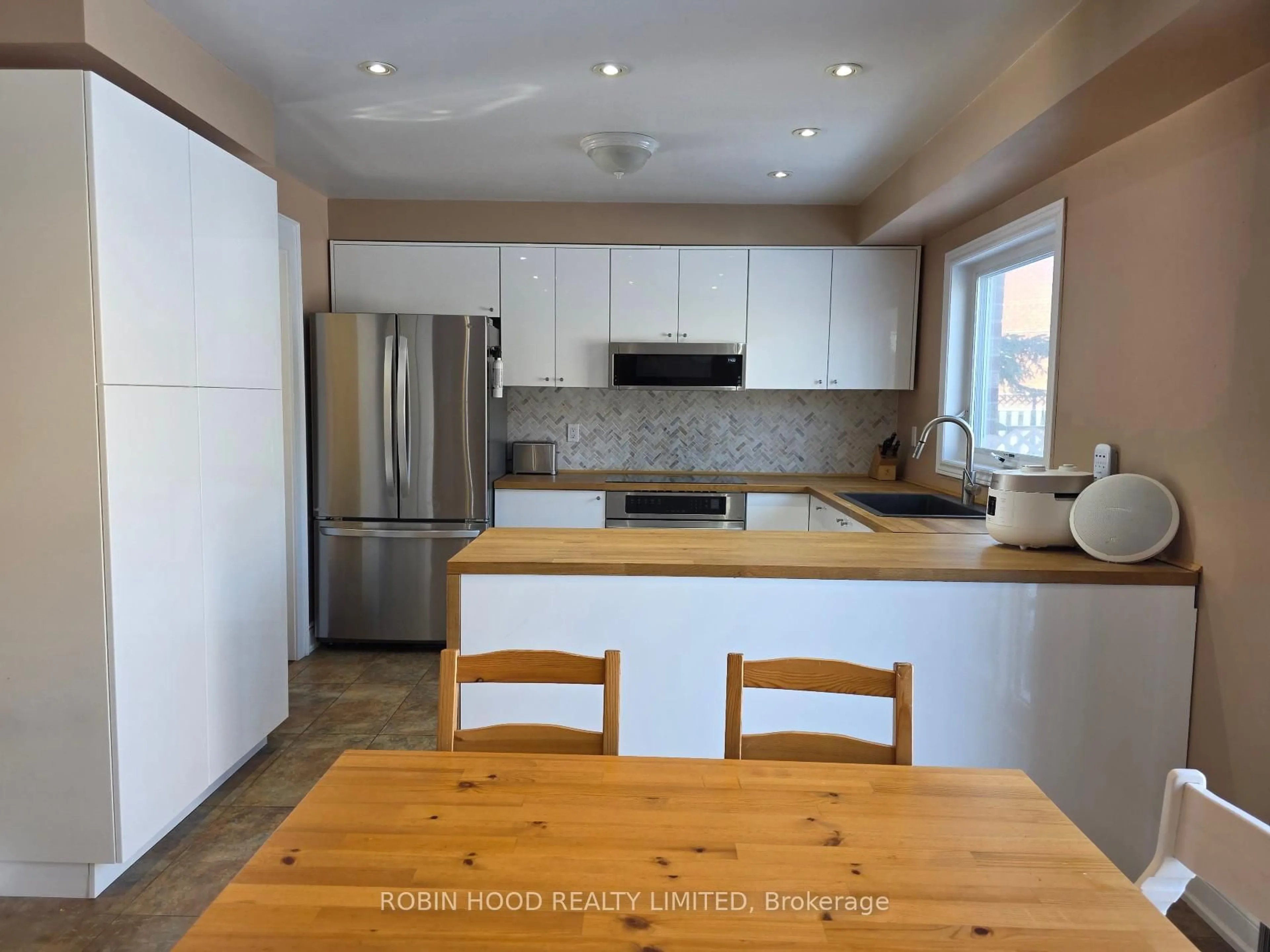 Open concept kitchen, wood/laminate floor for 4915 Natkarni Cres # , Mississauga Ontario L5V 1L5