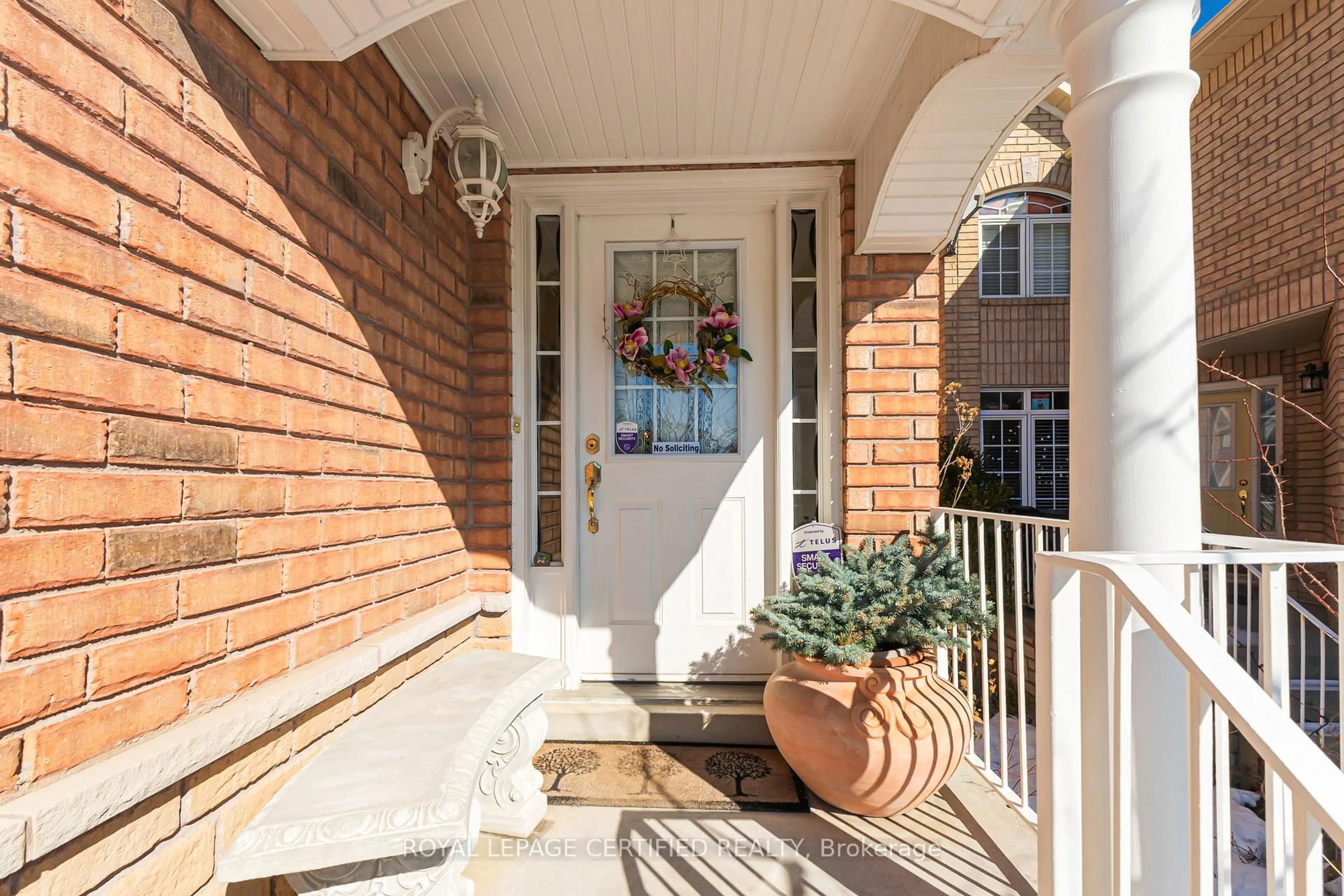 Indoor entryway for 5333 Hollypoint Ave, Mississauga Ontario L5V 2L2
