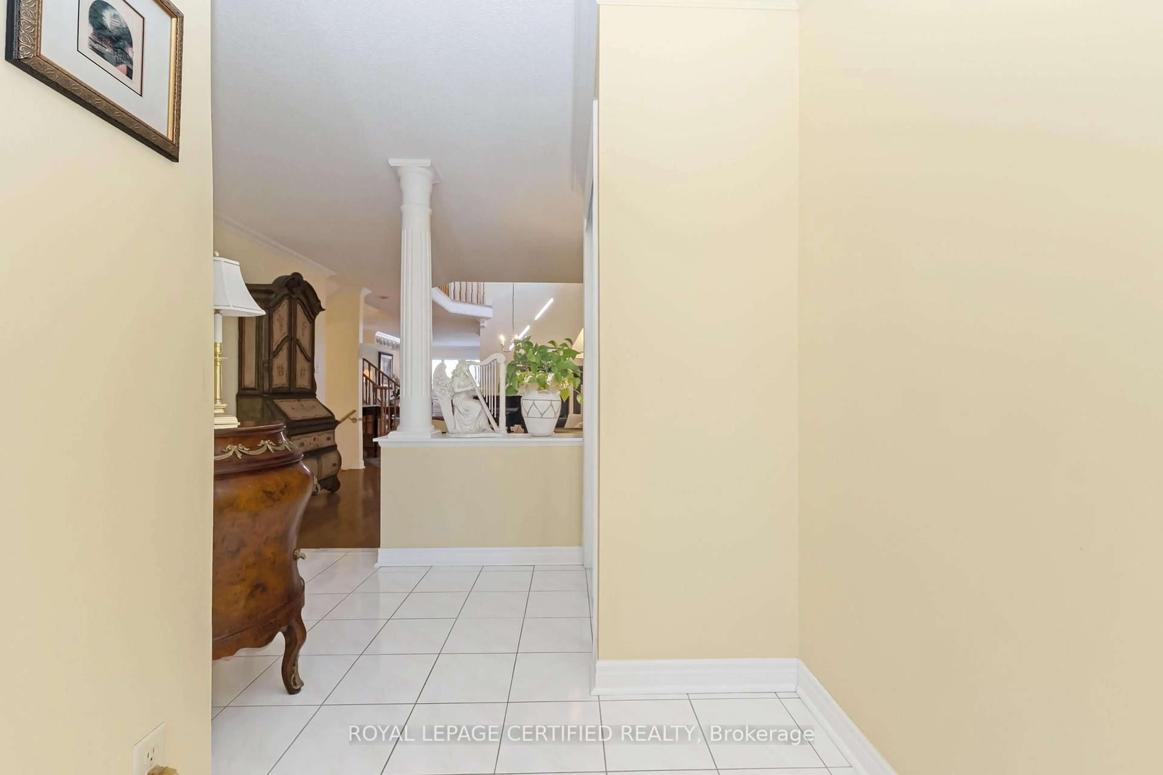 Indoor foyer for 5333 Hollypoint Ave, Mississauga Ontario L5V 2L2