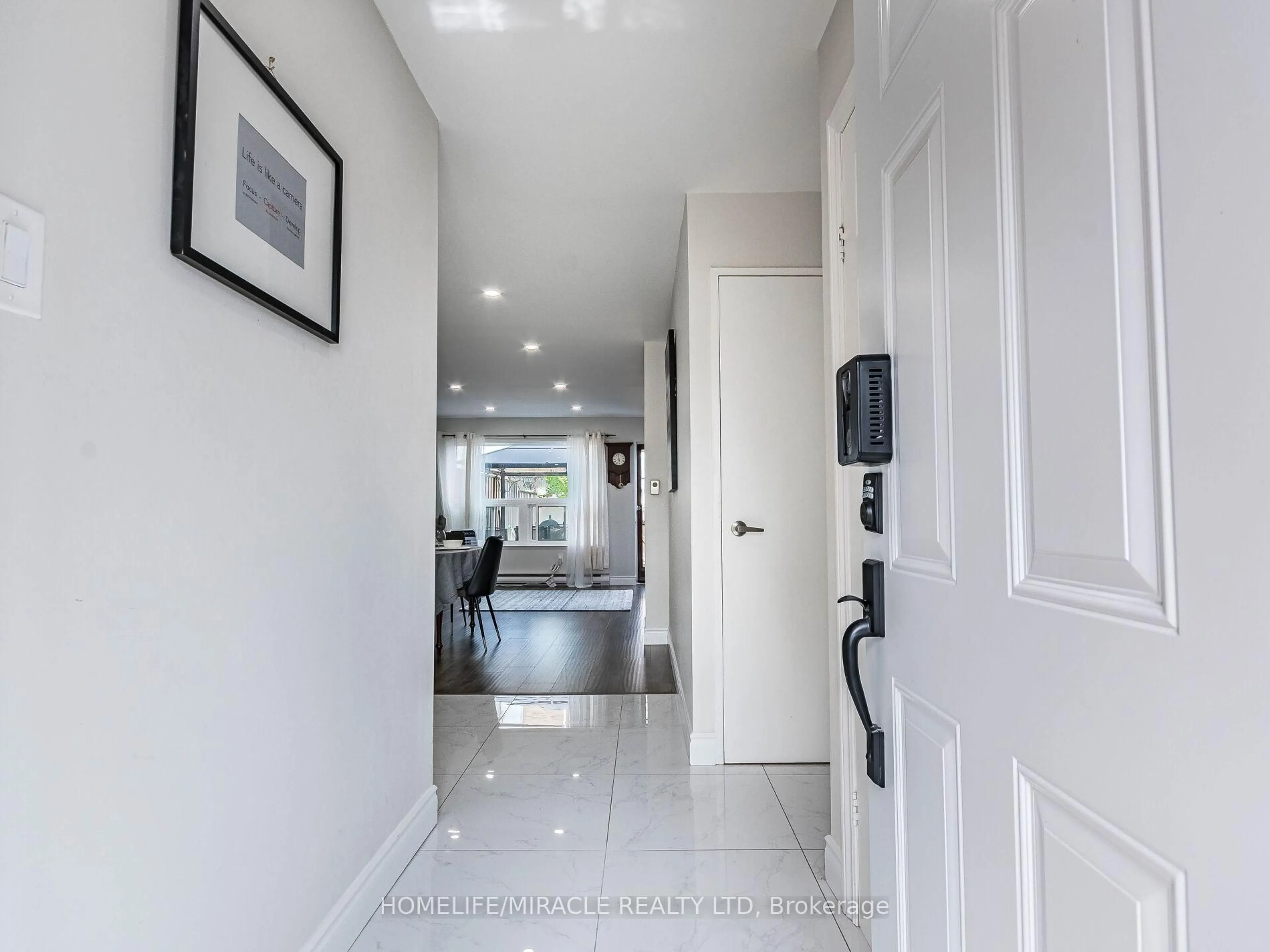 Indoor entryway for 180 Mississauga Valley Blvd #124, Mississauga Ontario L5A 3M2