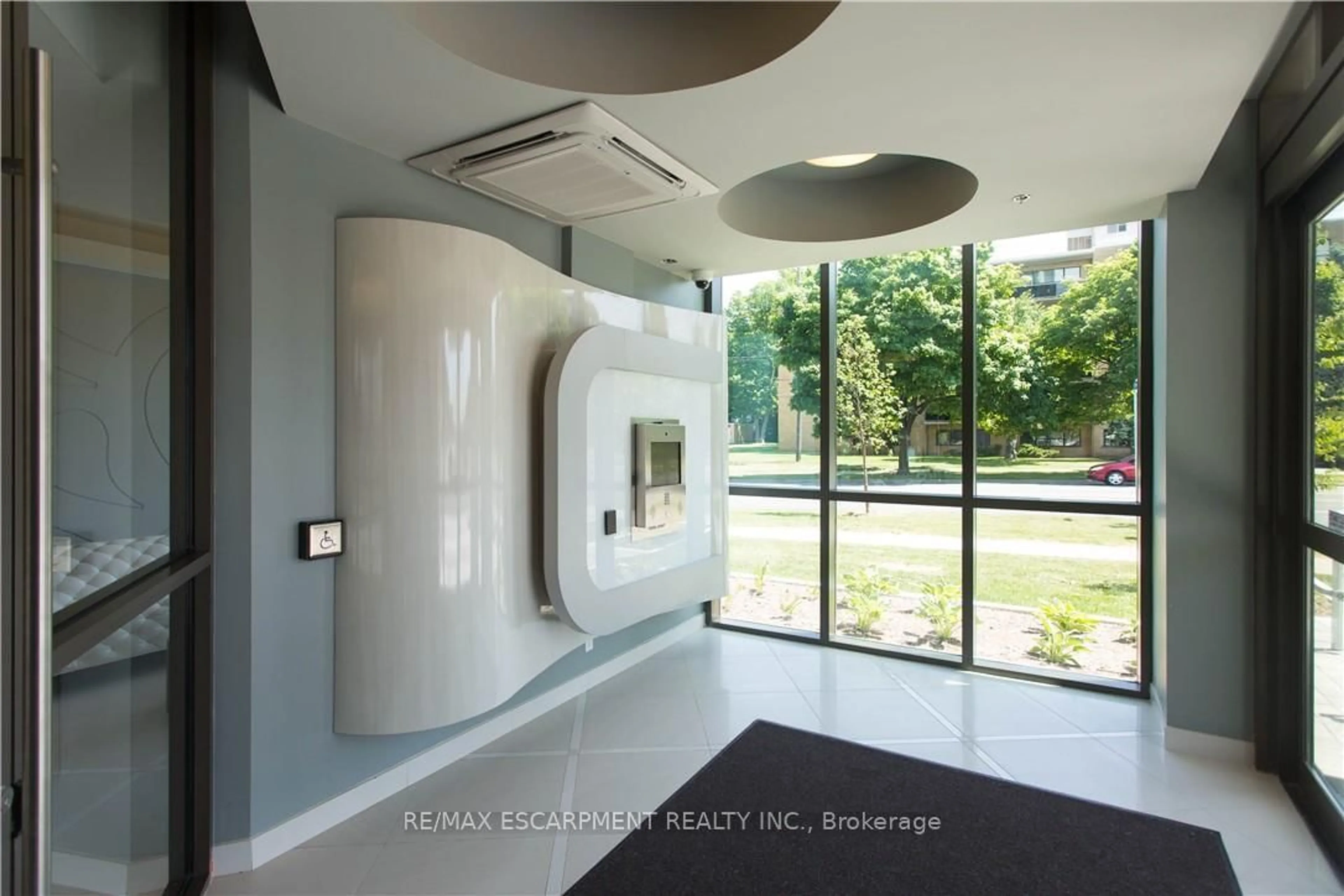 Indoor foyer for 80 Esther Lorrie Dr #104, Toronto Ontario M9W 0C6