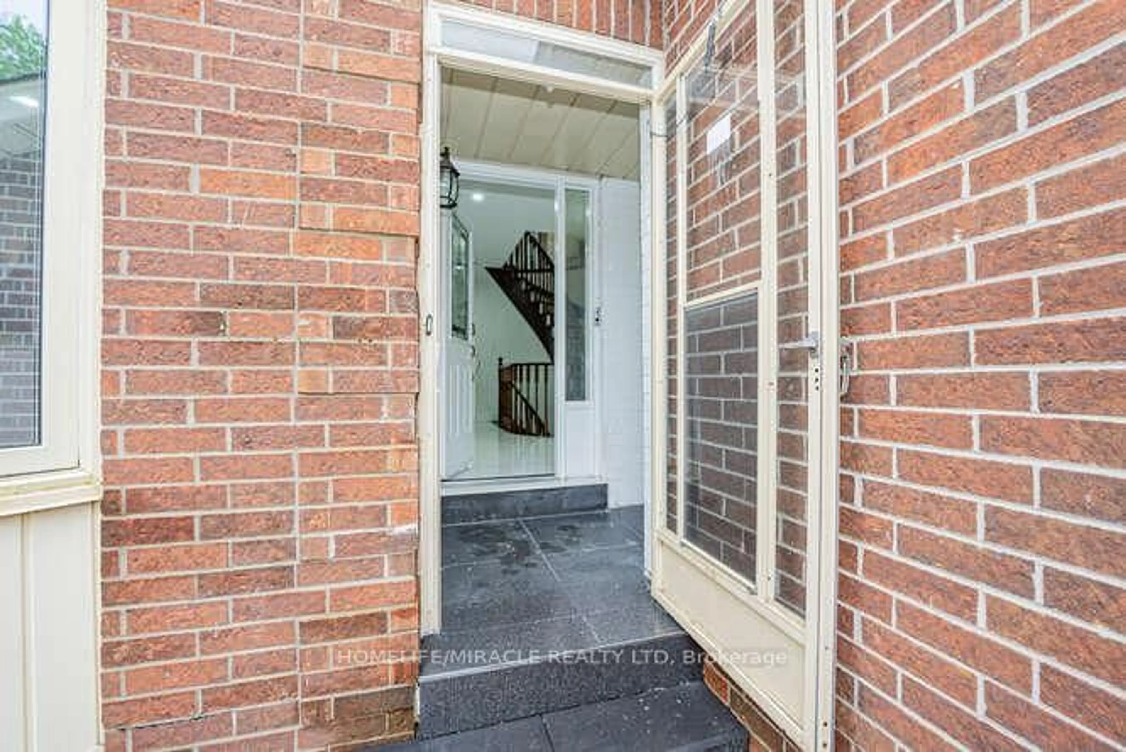 Indoor entryway for 14 Conover Crt, Brampton Ontario L6Y 3J5