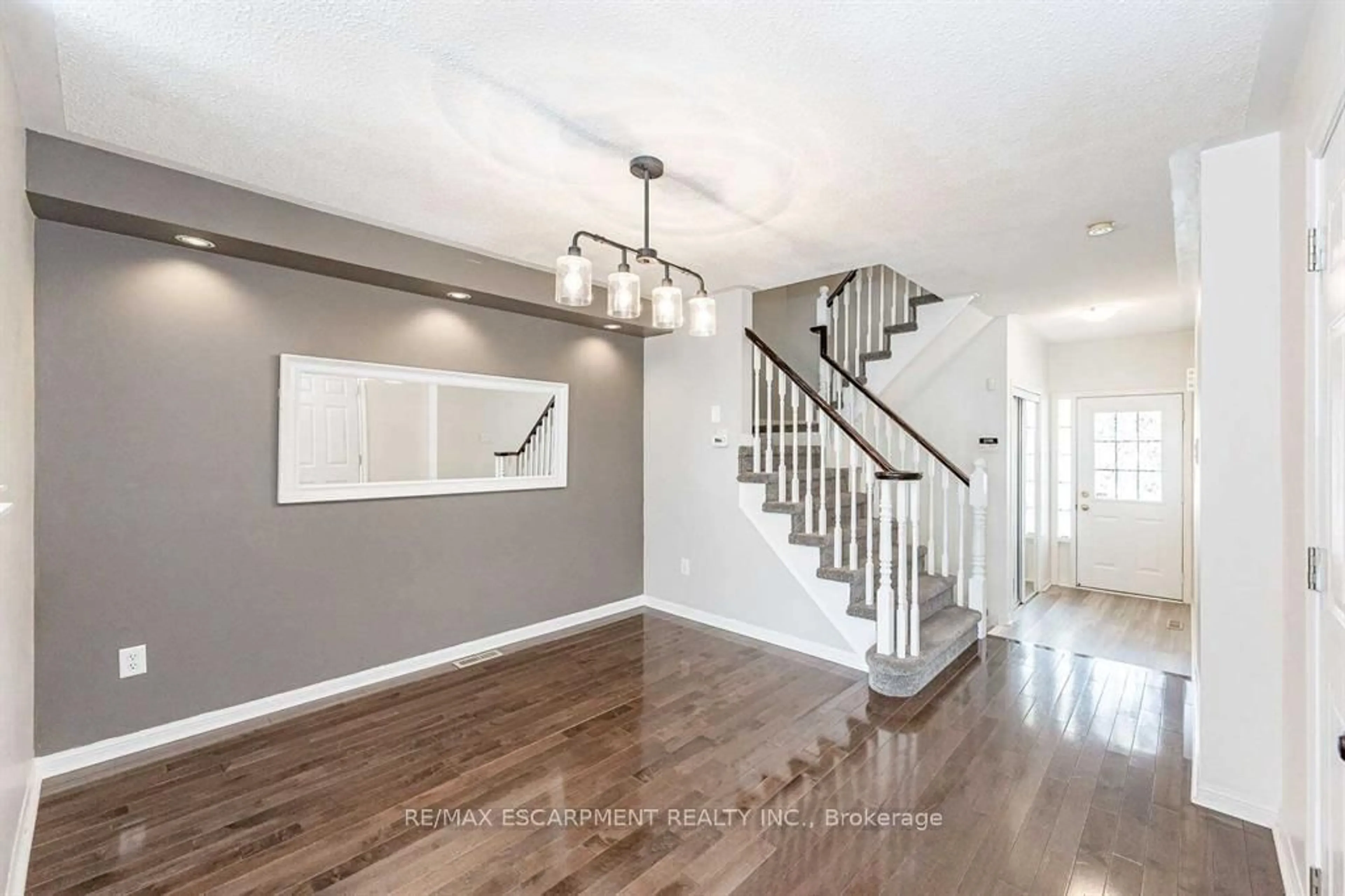 Indoor entryway for 803 Mckay Cres, Milton Ontario L9T 6L1