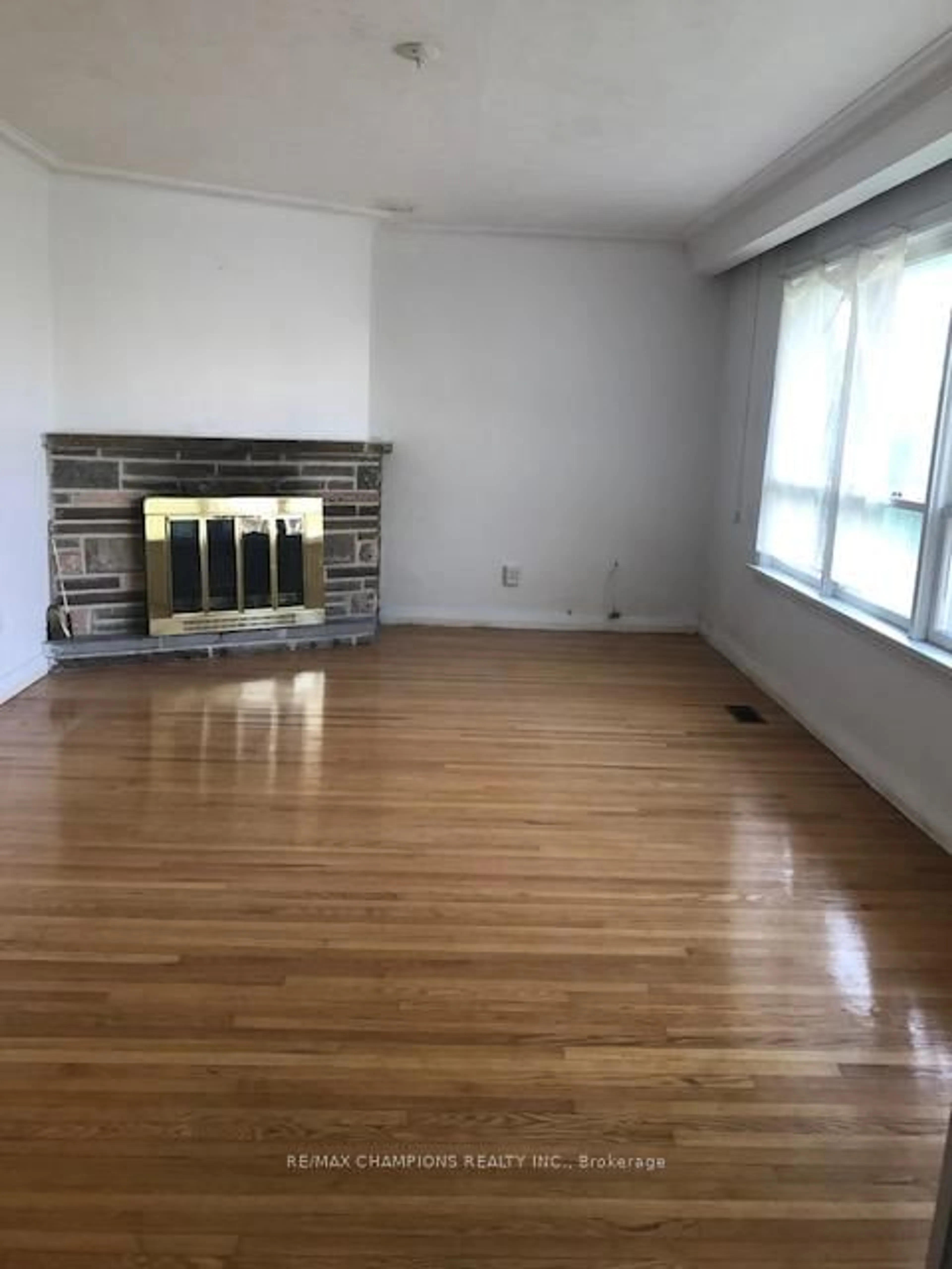 A pic of a room for 12112 Hurontario St, Brampton Ontario L7A 1E6