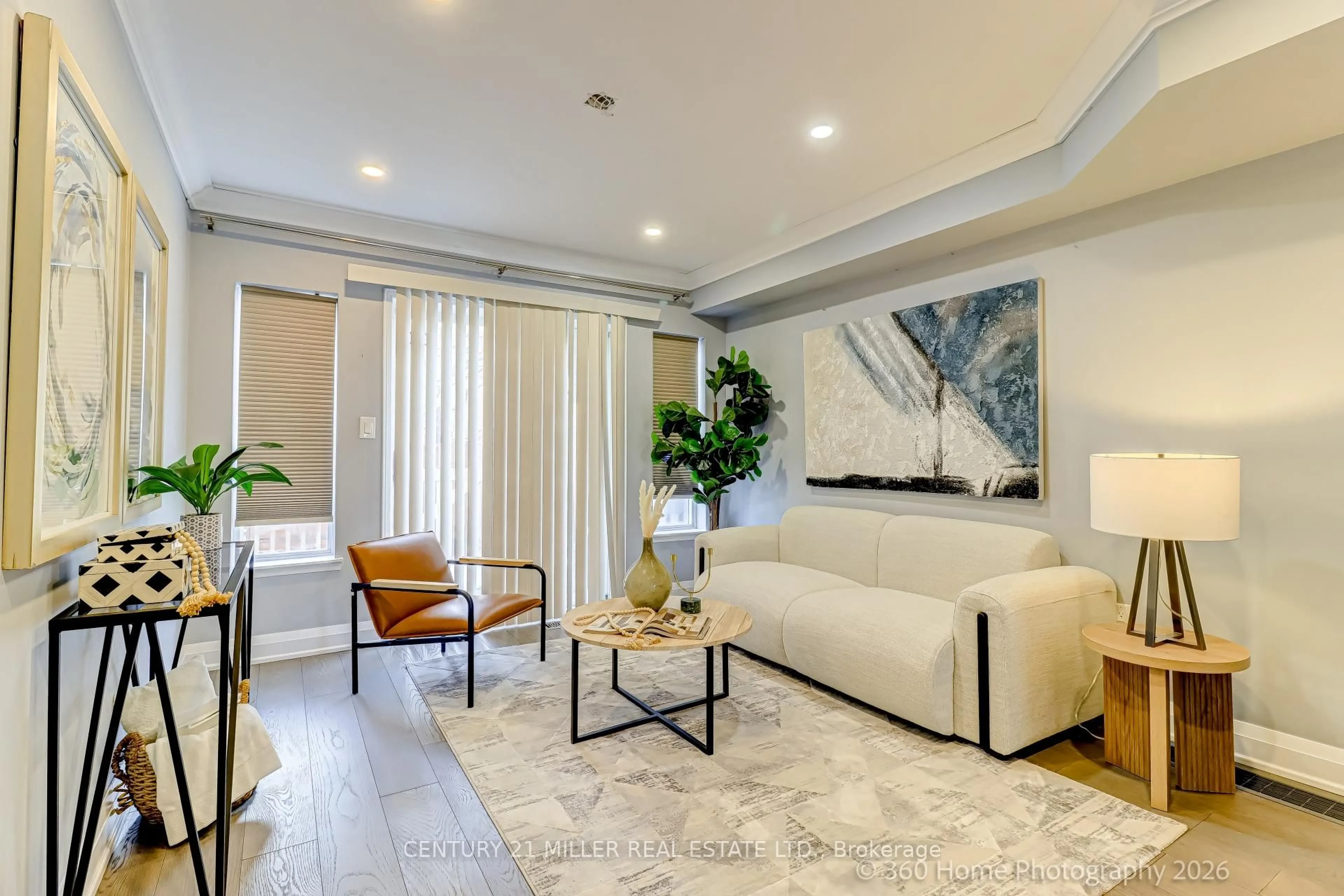 Living room with furniture, unknown for 75 Strathaven Dr #27, Mississauga Ontario L5R 3W1