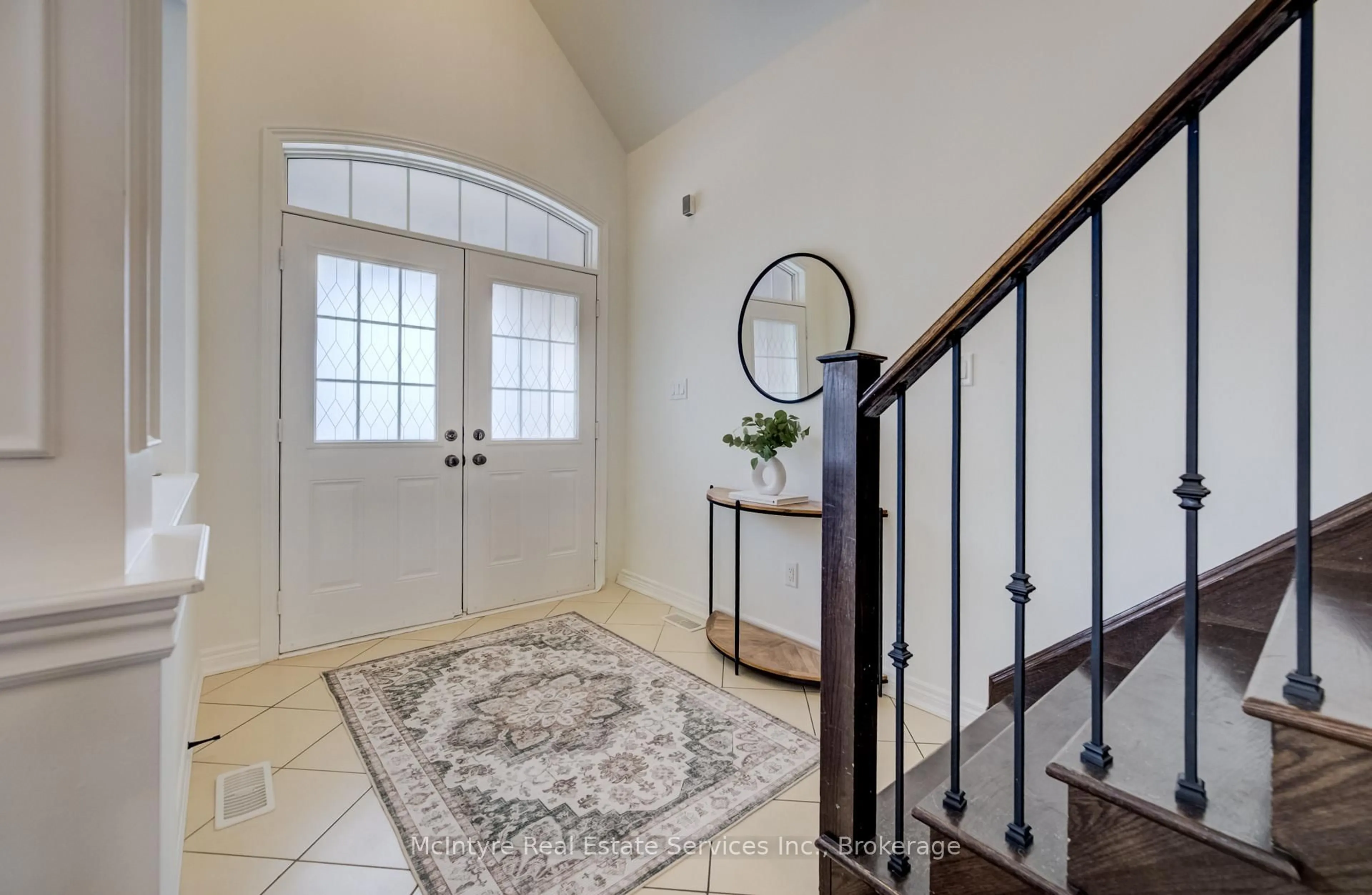 Indoor entryway for 50 Naperton Dr, Brampton Ontario L6R 0Z7