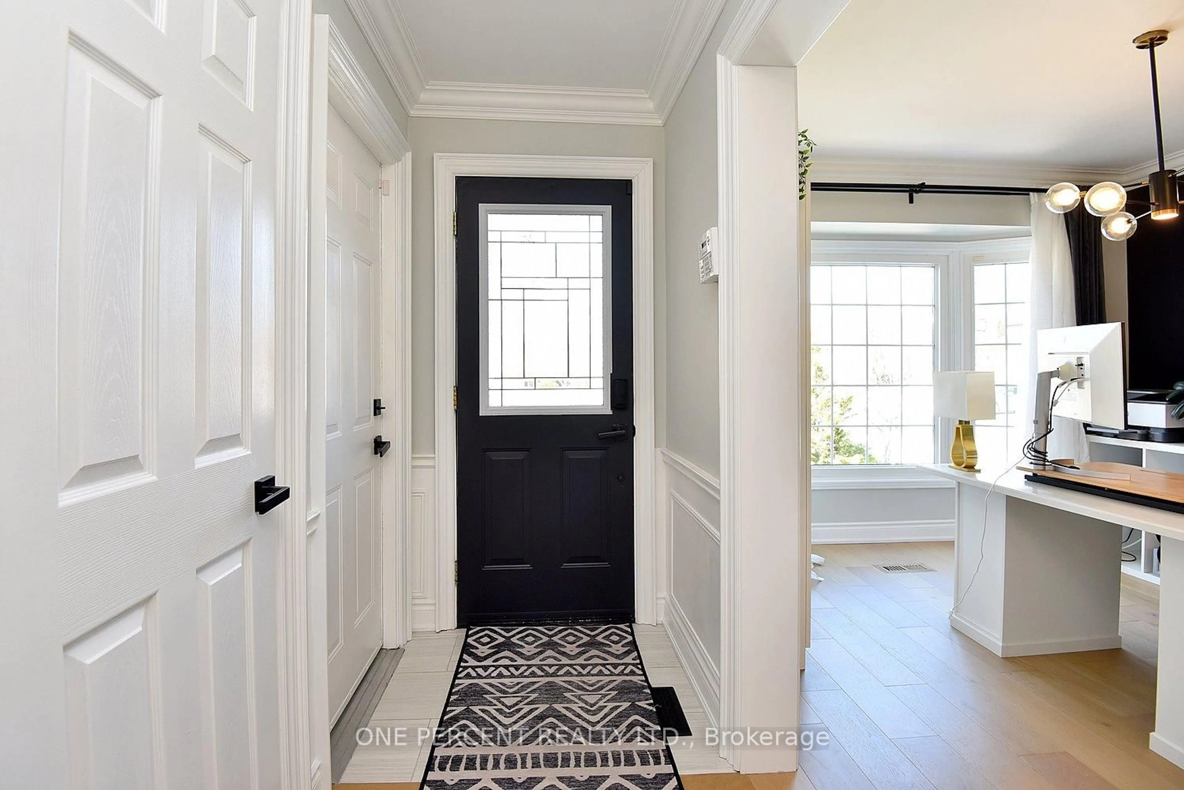 Indoor entryway for 2211 Hunt Cres, Burlington Ontario L7M 3E3