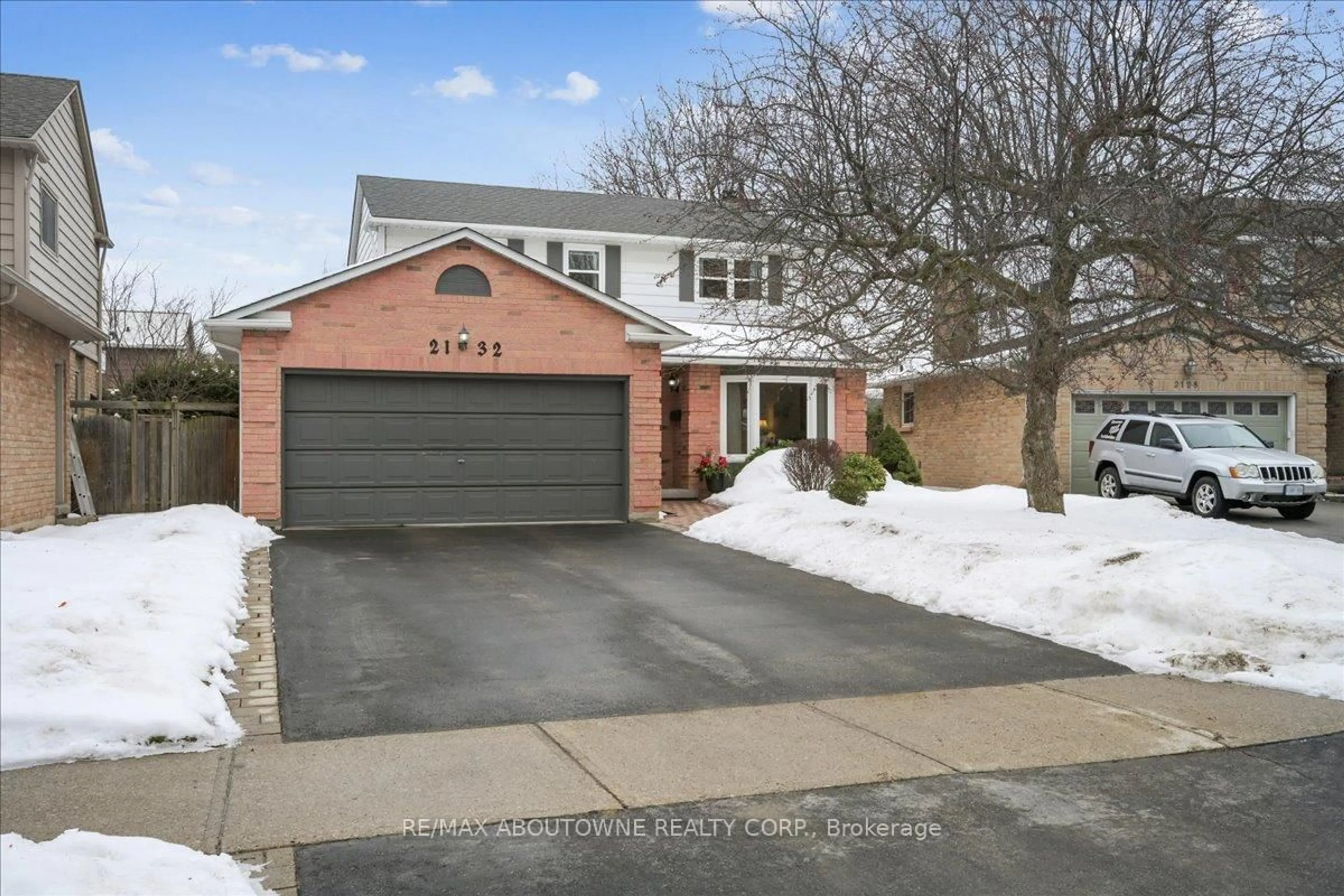 Home with brick exterior material, street for 2132 Argon Crt, Burlington Ontario L7R 4E6