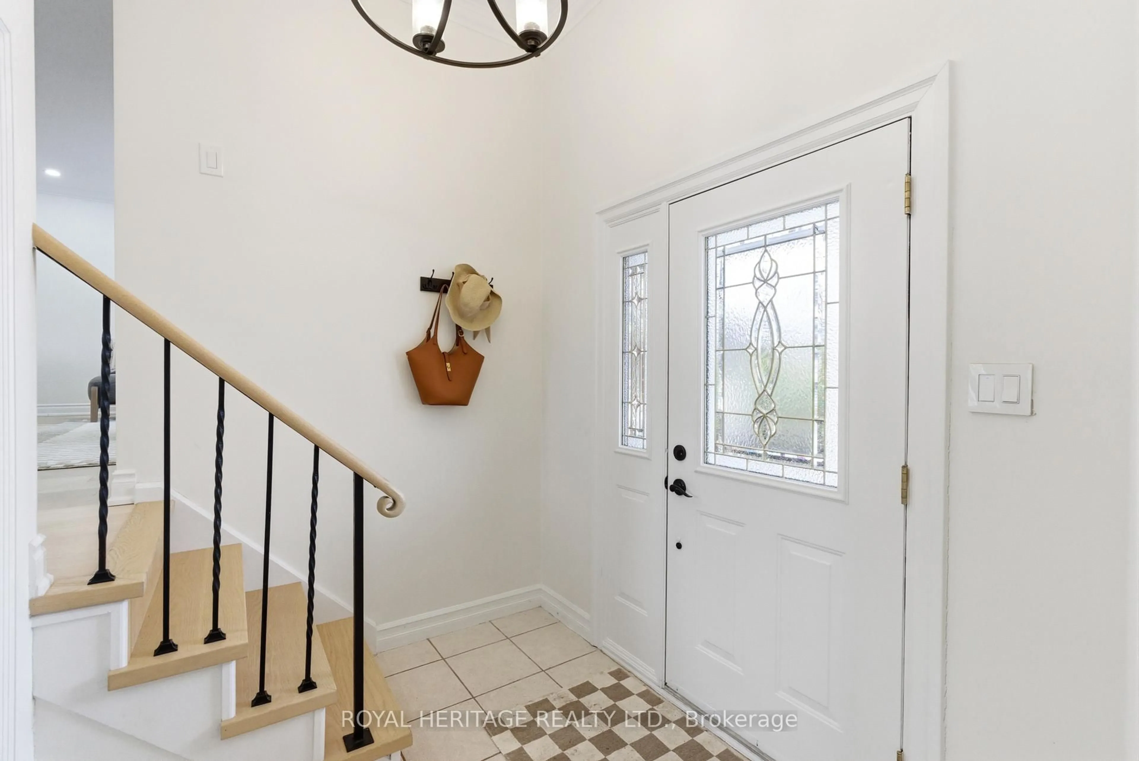 Indoor entryway for 502 Shannon Cres, Burlington Ontario L7L 2R8