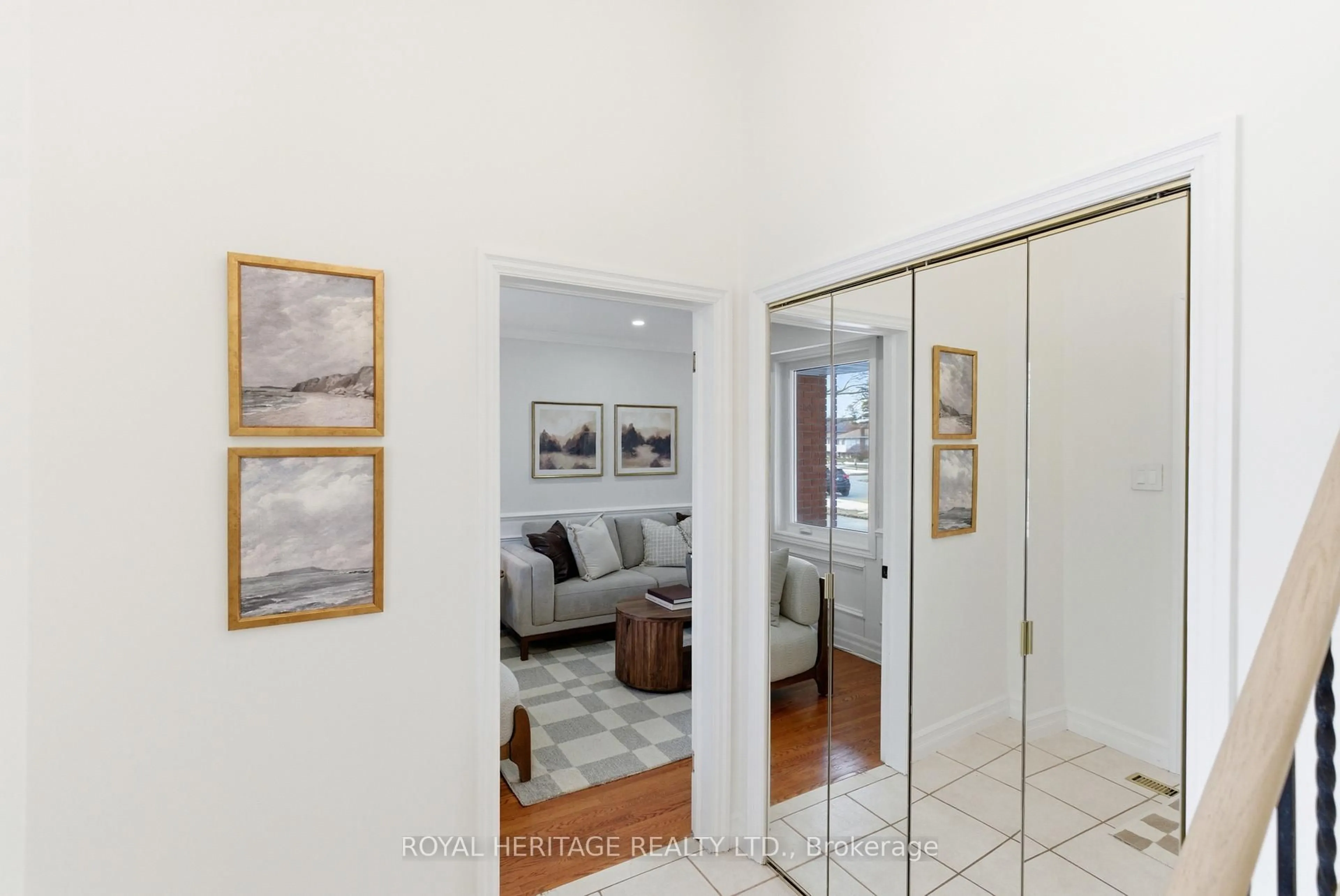 Indoor entryway for 502 Shannon Cres, Burlington Ontario L7L 2R8