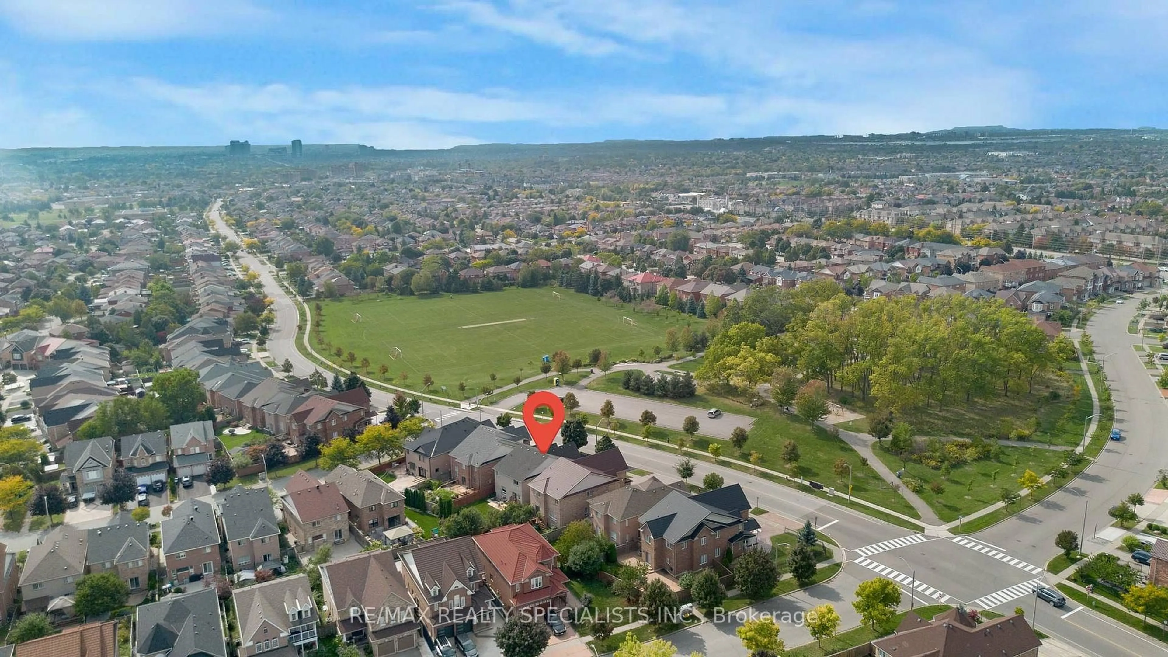 A pic from outside/outdoor area/front of a property/back of a property/a pic from drone, mountain view for 794 White Clover Way, Mississauga Ontario L5V 3B8