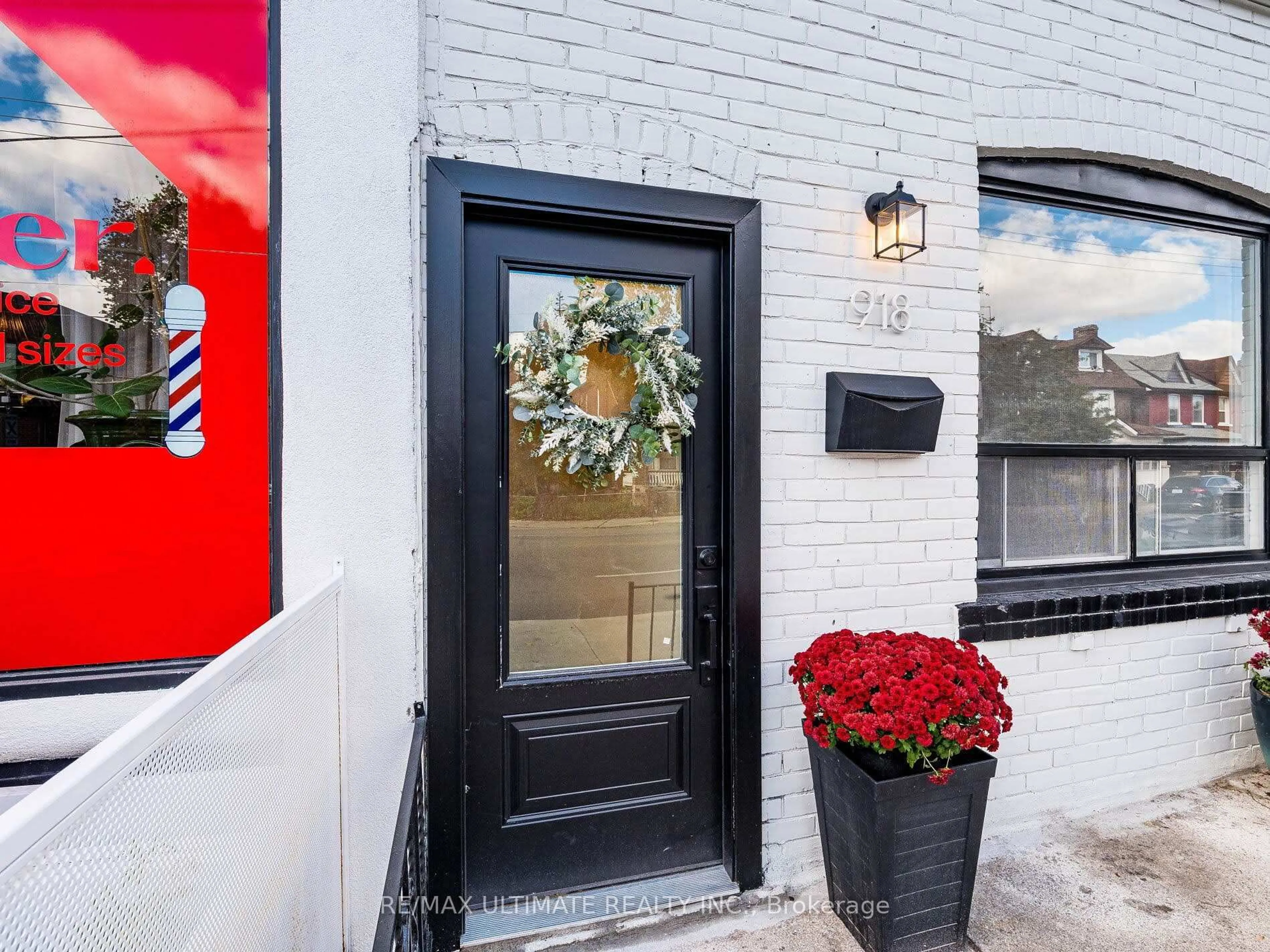 Indoor entryway for 918 Ossington Ave, Toronto Ontario M6J 3V1