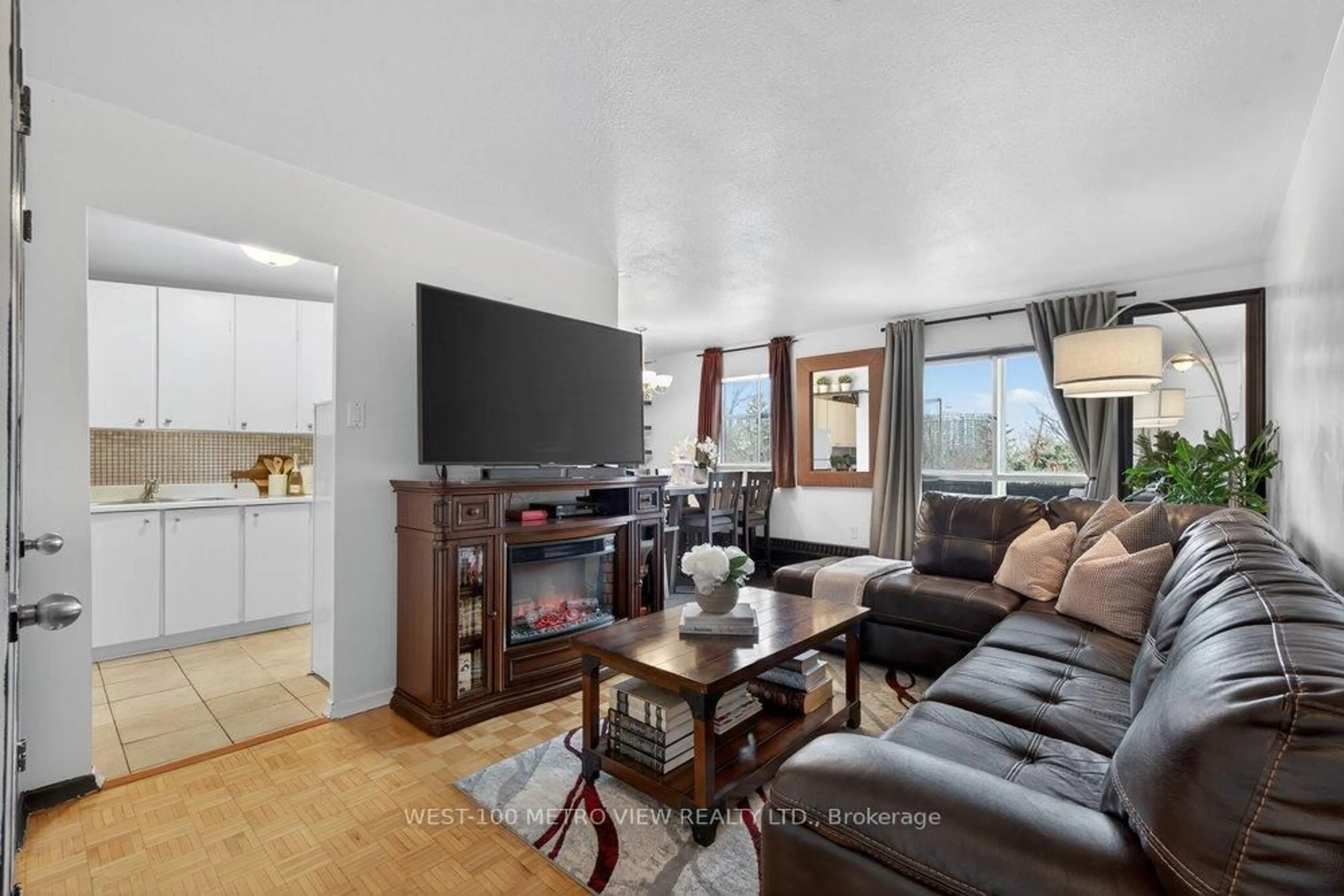 Living room with furniture, unknown for 1275 Silver Spear Rd #401, Mississauga Ontario L4Y 2W7