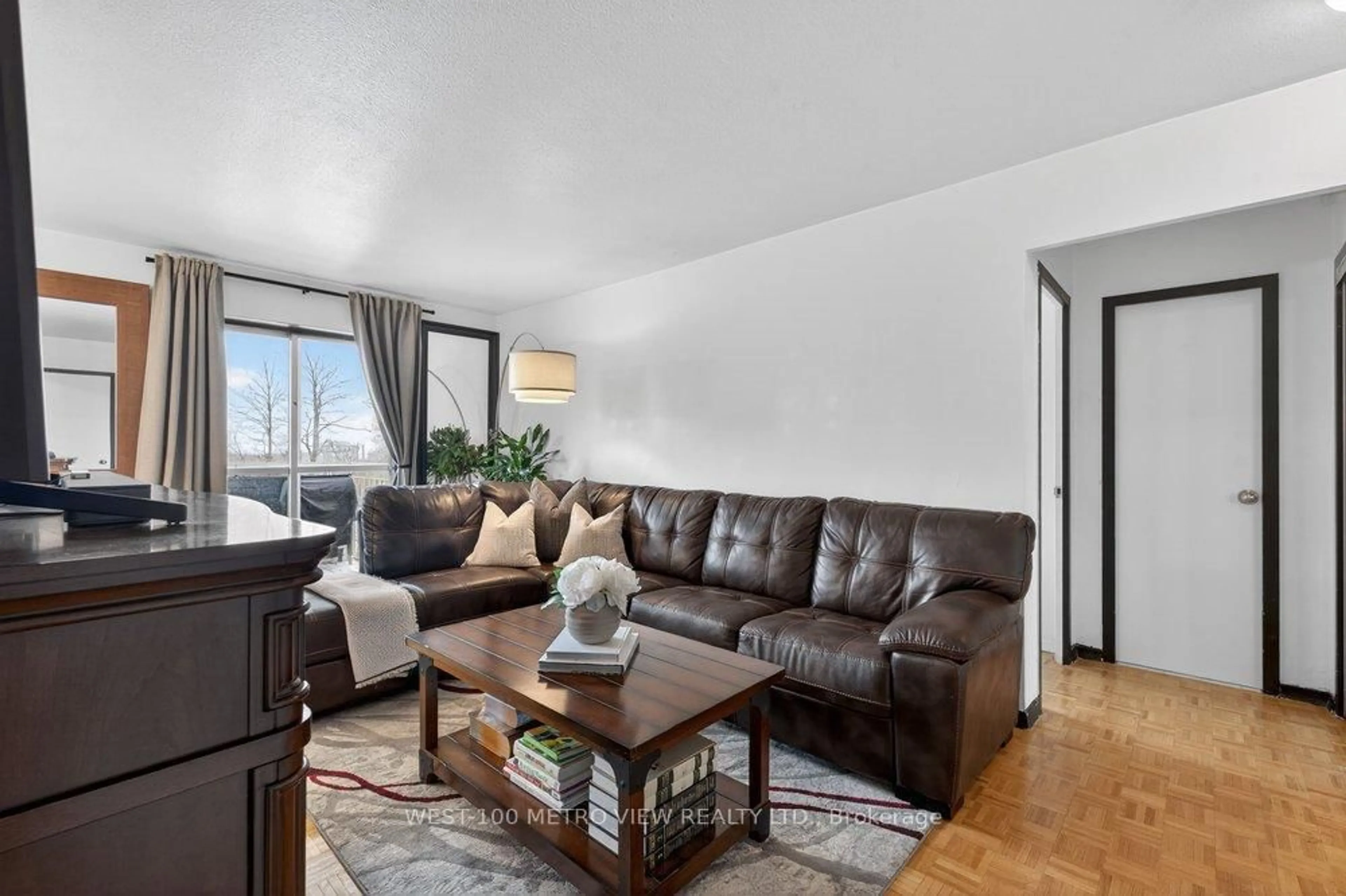 Living room with furniture, wood/laminate floor for 1275 Silver Spear Rd #401, Mississauga Ontario L4Y 2W7